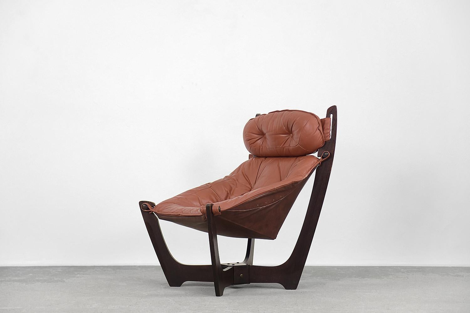 This modernist Luna armchair was designed by Odd Knutsen for the Norwegian manufacturer IMG Internasjonal Møbel Gruppe in Sykkylven in the 1970s. The frame of the armchair is made of rubber wood, which due to the high latex content, is exceptionally