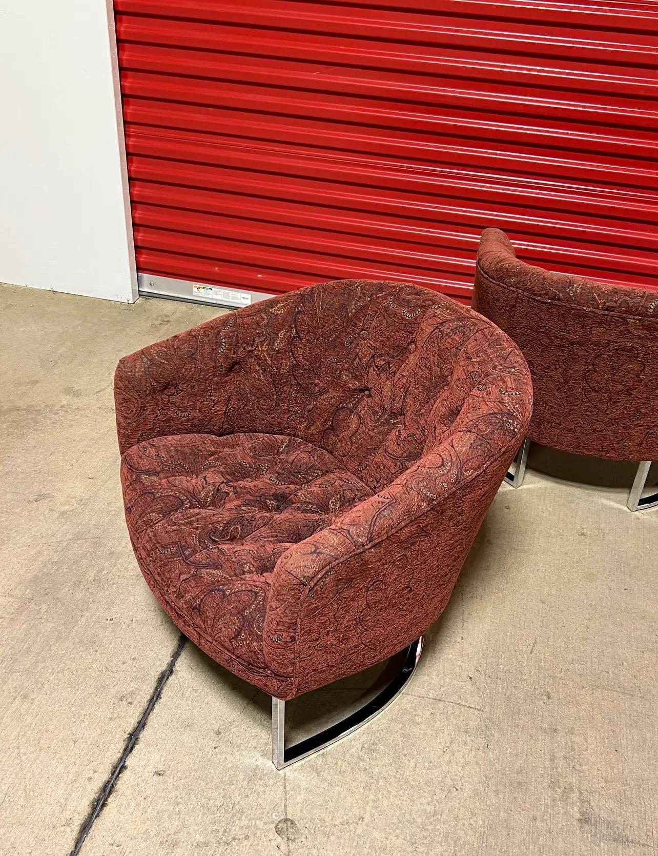 Nous vous proposons à la vente ce bel ensemble de chaises de baril vintage à base chromée. Les chaises sont dans le style de Milo Baughman.