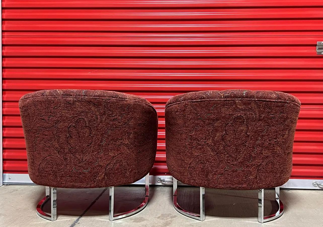 Postmoderne Paire de fauteuils de salon modernes vintage d'après Milo Baughman en vente