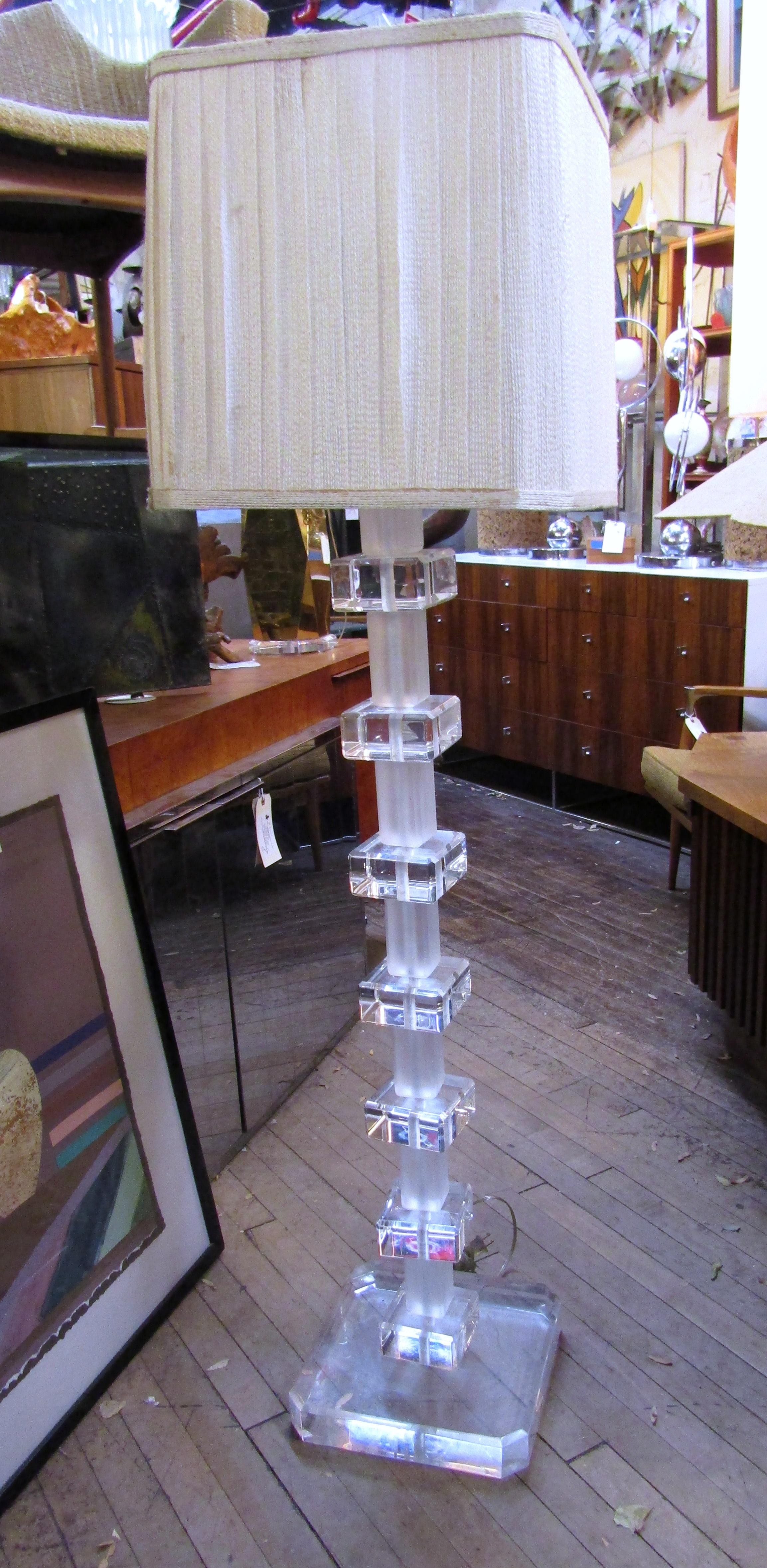 Uniquely designed Mid-Century Modern Lucite floor lamp with shade. 

Please confirm item location (NY or NJ).