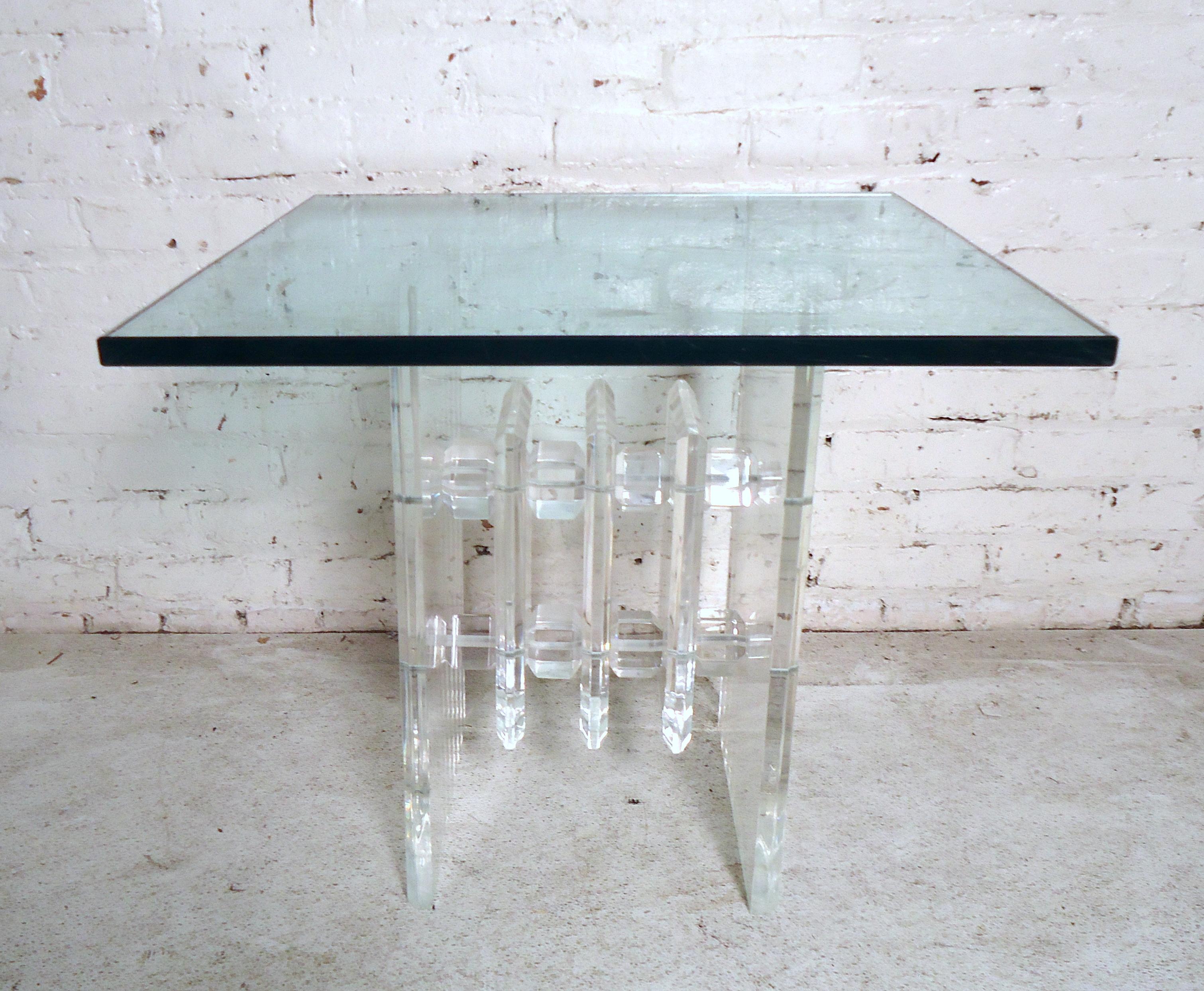 This sleek modern side table features an acrylic base and square glass top.

Please confirm item location with dealer (NJ or NY).