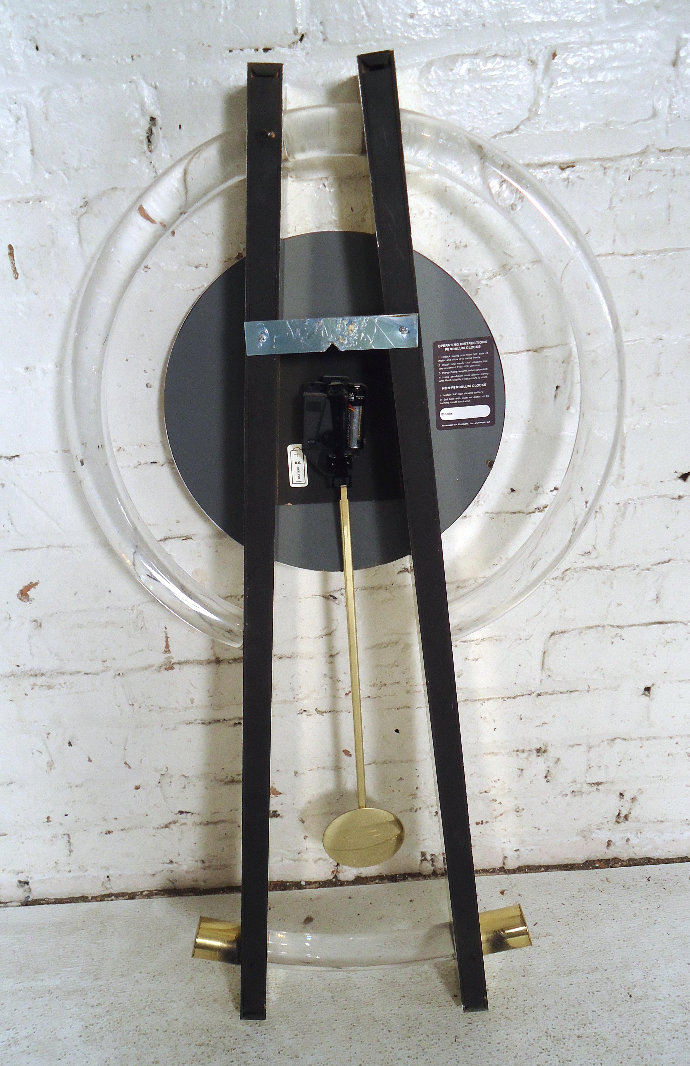 Vintage Modern Lucite Wall Clock In Good Condition In Brooklyn, NY