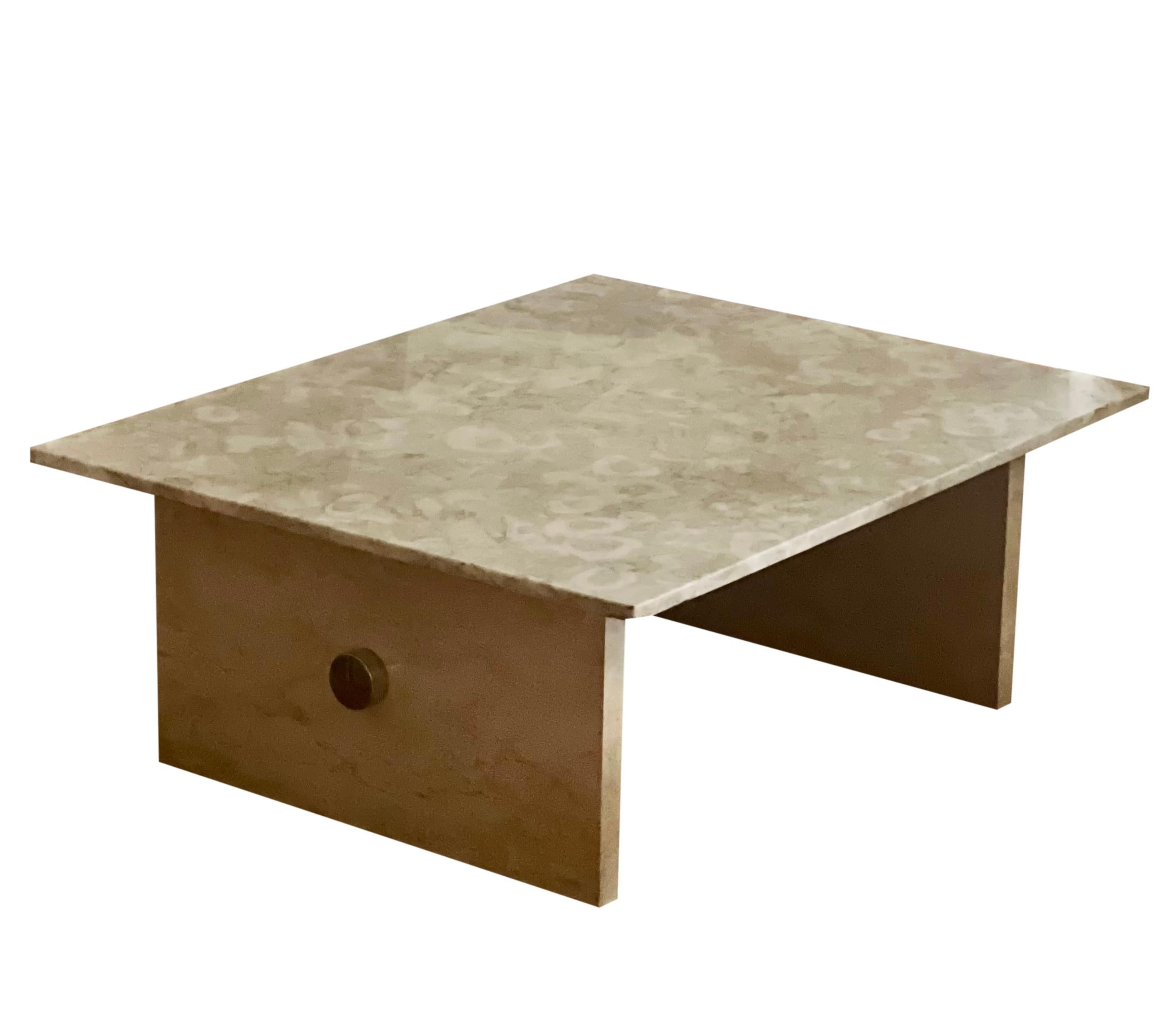 Exceptionnelle table basse moderne en marbre massif et chrome.

Le design épuré présente deux socles rectangulaires reliés par une barre en chrome poli de 3