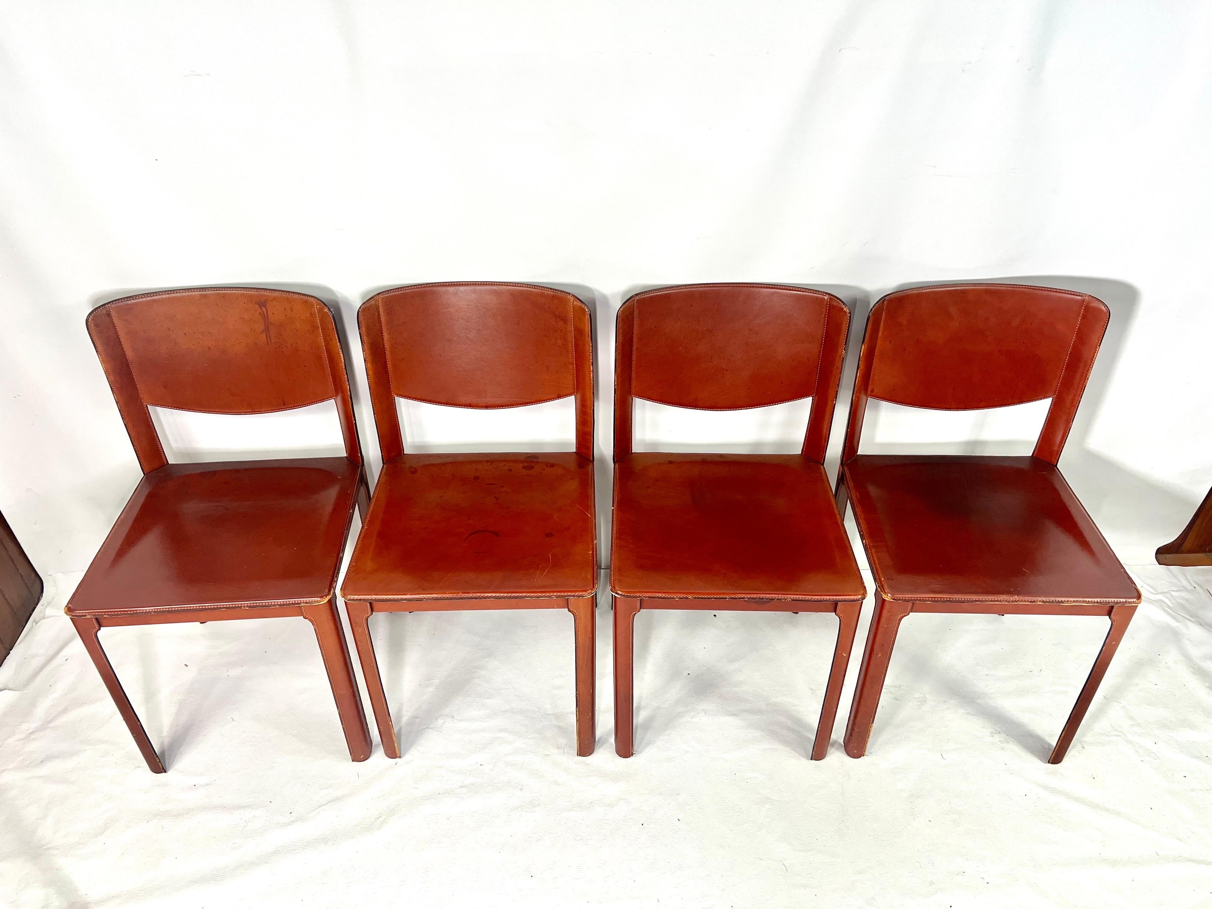 Il s'agit d'un très bel ensemble de quatre chaises en rouge Oxford réalisées par Matteo Grassi. Les chaises ont une très belle patine d'ancienneté.