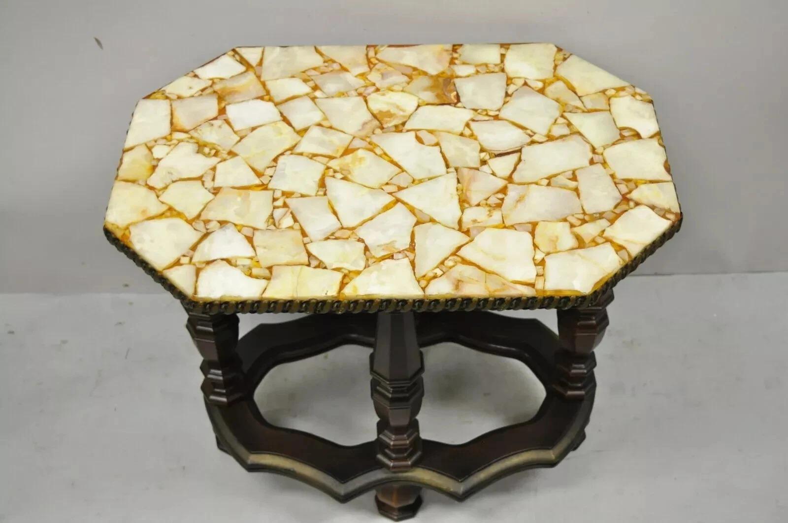 Vintage Modern Mediterranean Style Resin Specimen Top Side Table mit Massivholzrahmen. CIRCA Spätes 20. Jahrhundert. Abmessungen: 23,5