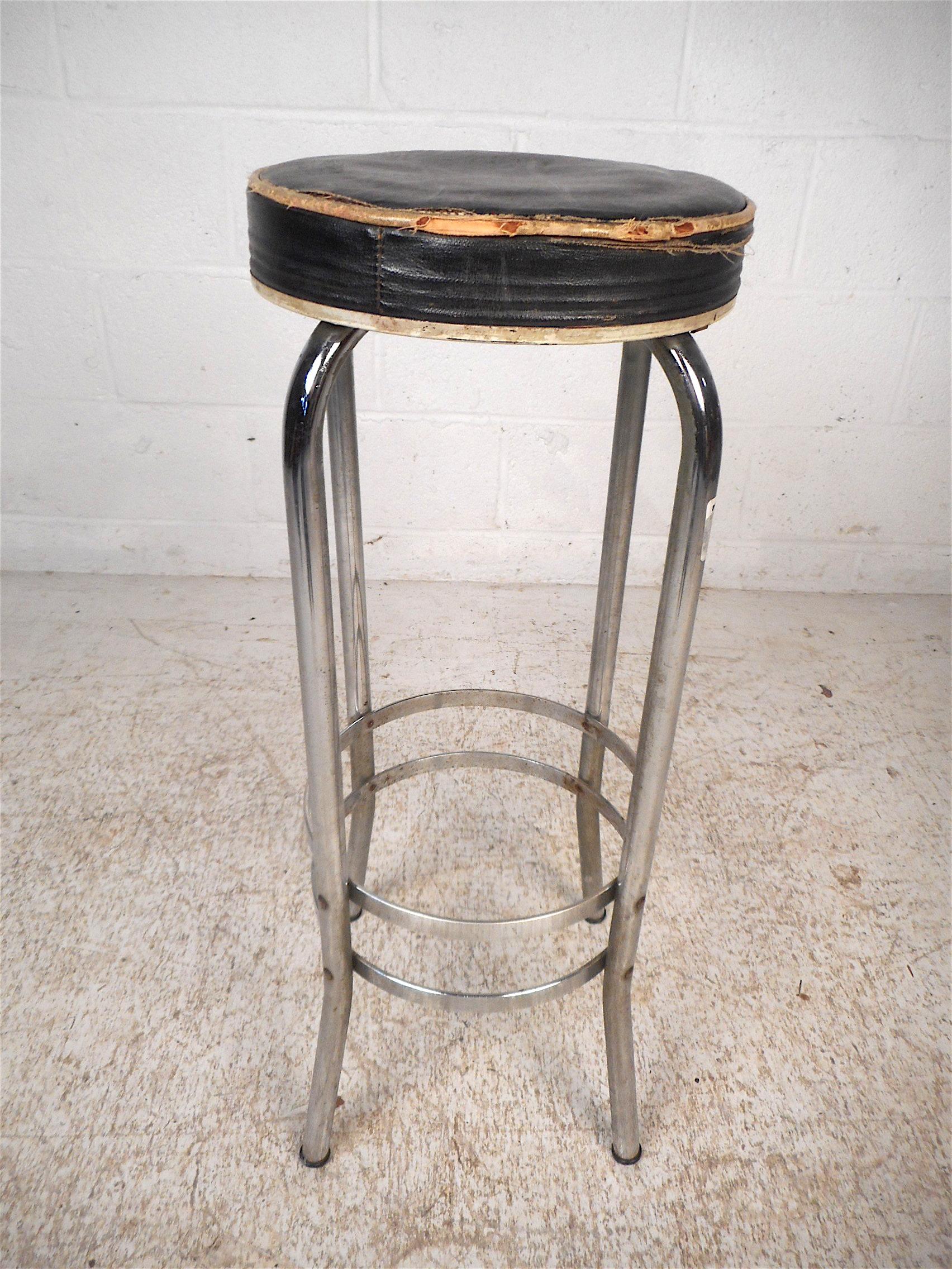 Vintage Modern Metal Stools, Set of 3 In Fair Condition For Sale In Brooklyn, NY