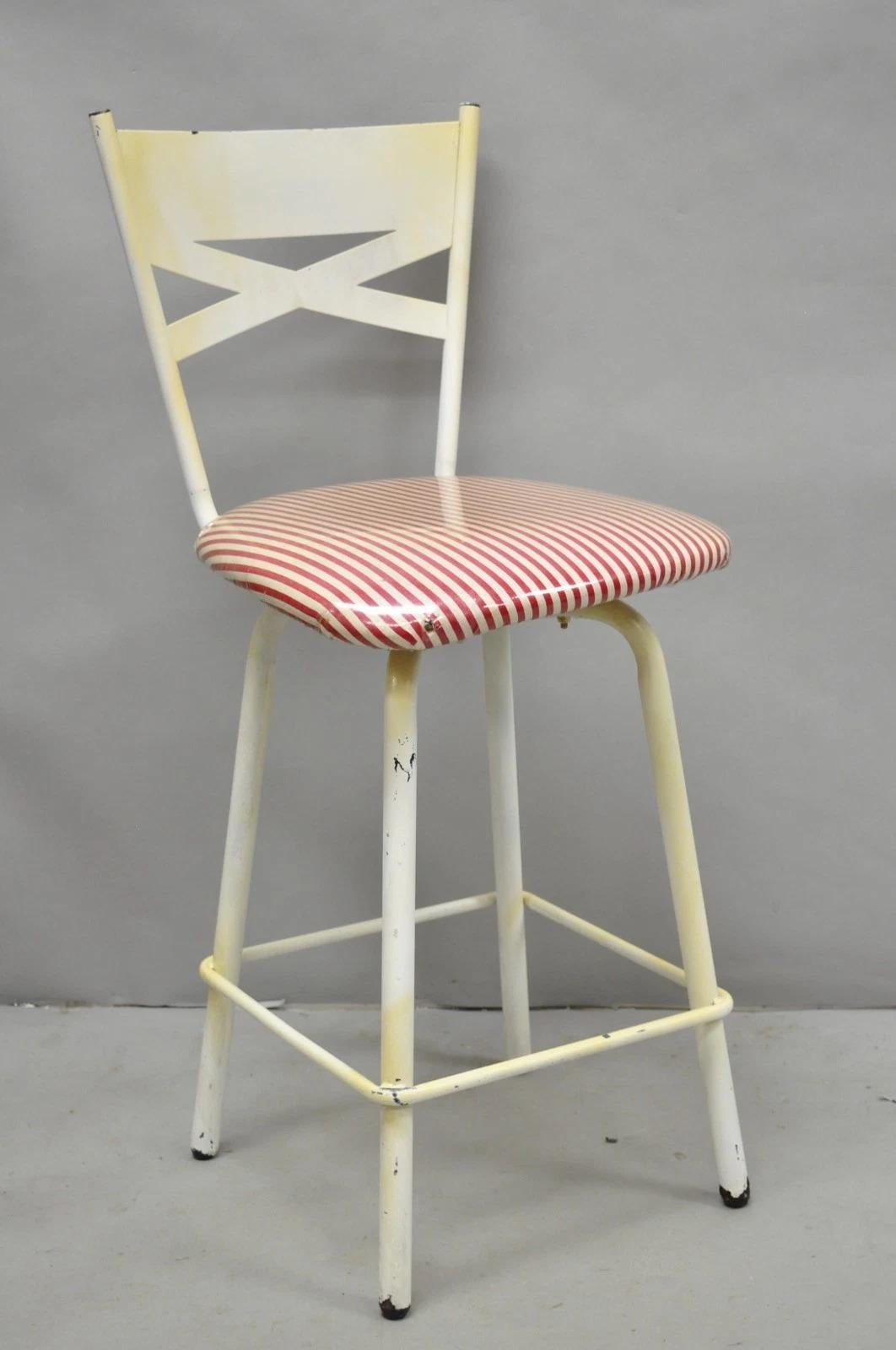 Bitte teilen Sie uns Ihre Postleitzahl mit, um ein günstigeres Angebot für den Versand innerhalb der USA anzufordern.

Vintage Modern Metal White Painted Swivel Amisco Counter Bar Hocker - Set von 4. Circa Ende des 20. Jahrhunderts. Abmessungen: