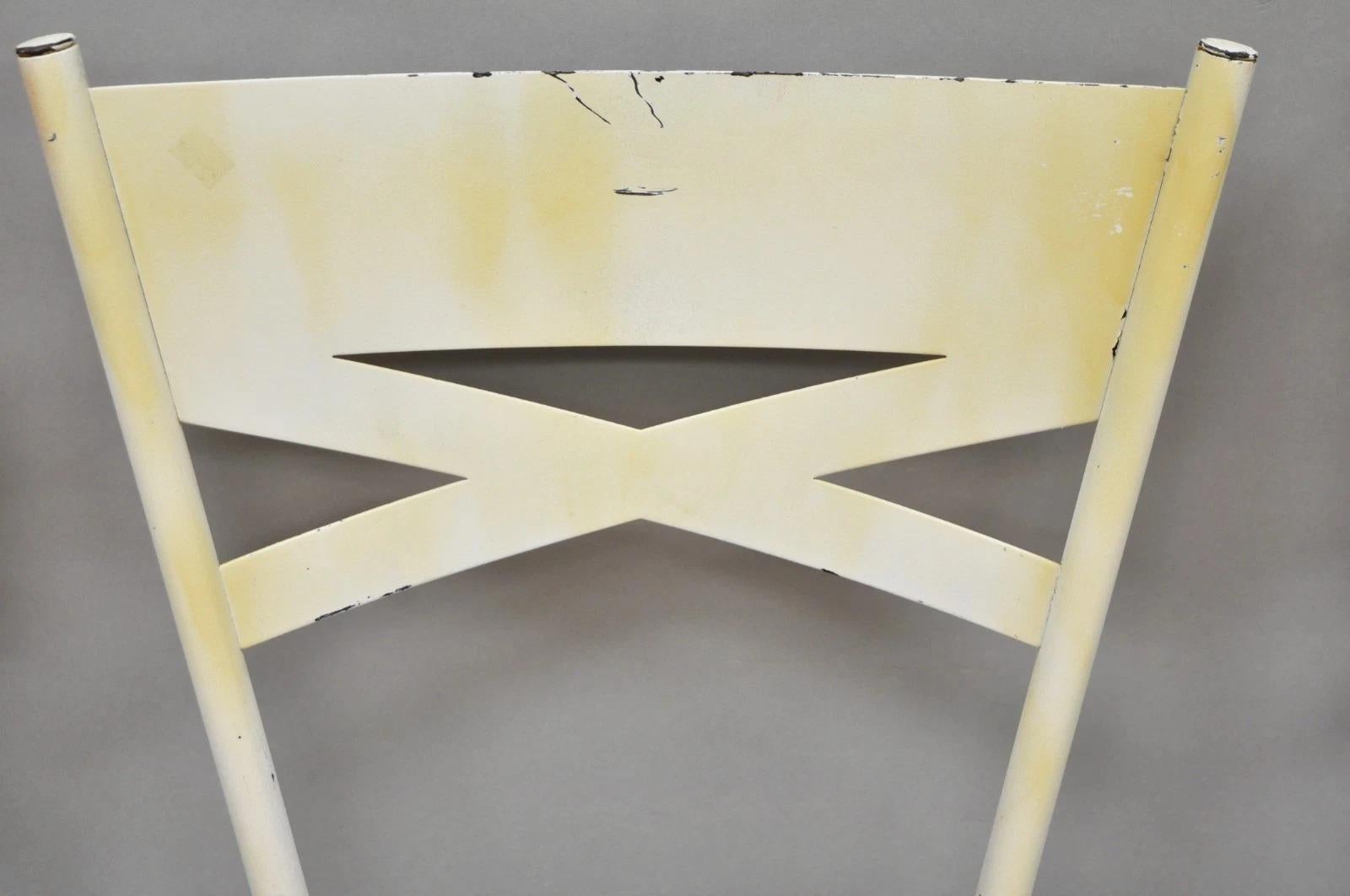 Vintage Modern Metall Weiß lackiert Swivel Amisco Counter Barhocker - Set von 4 (Moderne) im Angebot