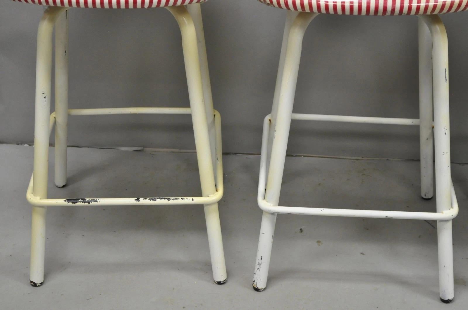 Vintage Modern Metall Weiß lackiert Swivel Amisco Counter Barhocker - Set von 4 im Zustand „Gut“ im Angebot in Philadelphia, PA