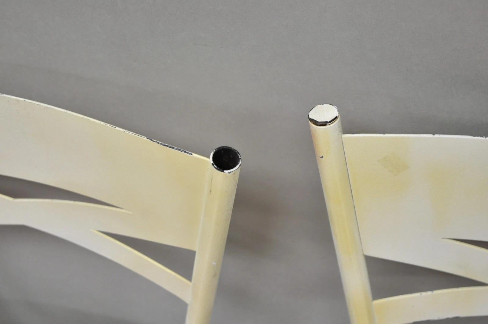 Vintage Modern Metall Weiß lackiert Swivel Amisco Counter Barhocker - Set von 4 im Angebot 1