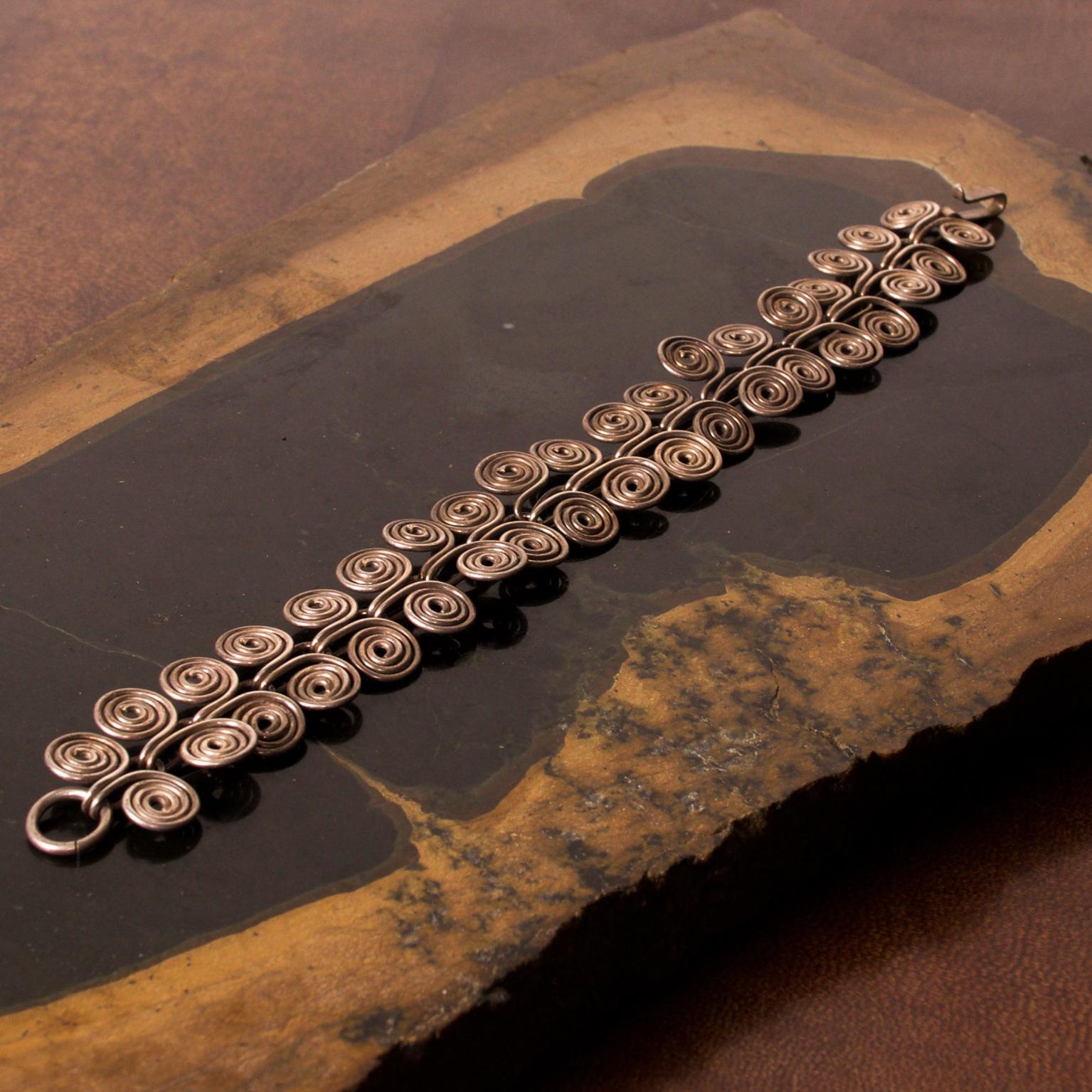 For your style: Mexican modernist vintage silver braided bracelet
Measures: 7 1/4