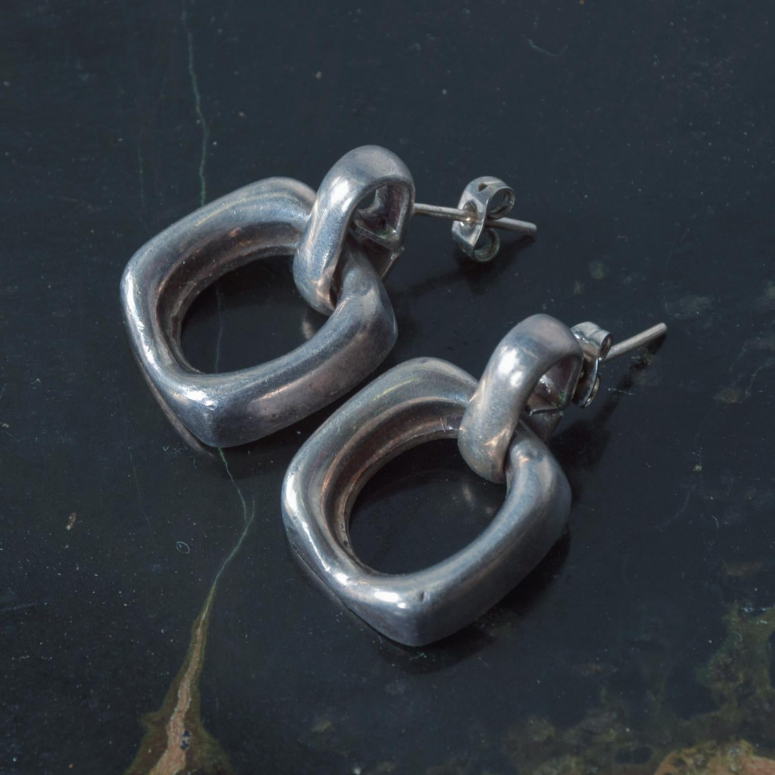 For your pleasure: Modern Mexico vintage silver earrings, dangle drop style
modernist designer of Taxco silver

Silver, 925. Measures: 3/4