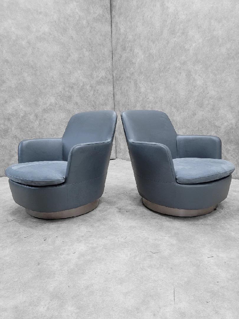 Vintage Modern Minotti Swivel Lounge Chairs In Aqua Blu Leather, Pair For Sale 1