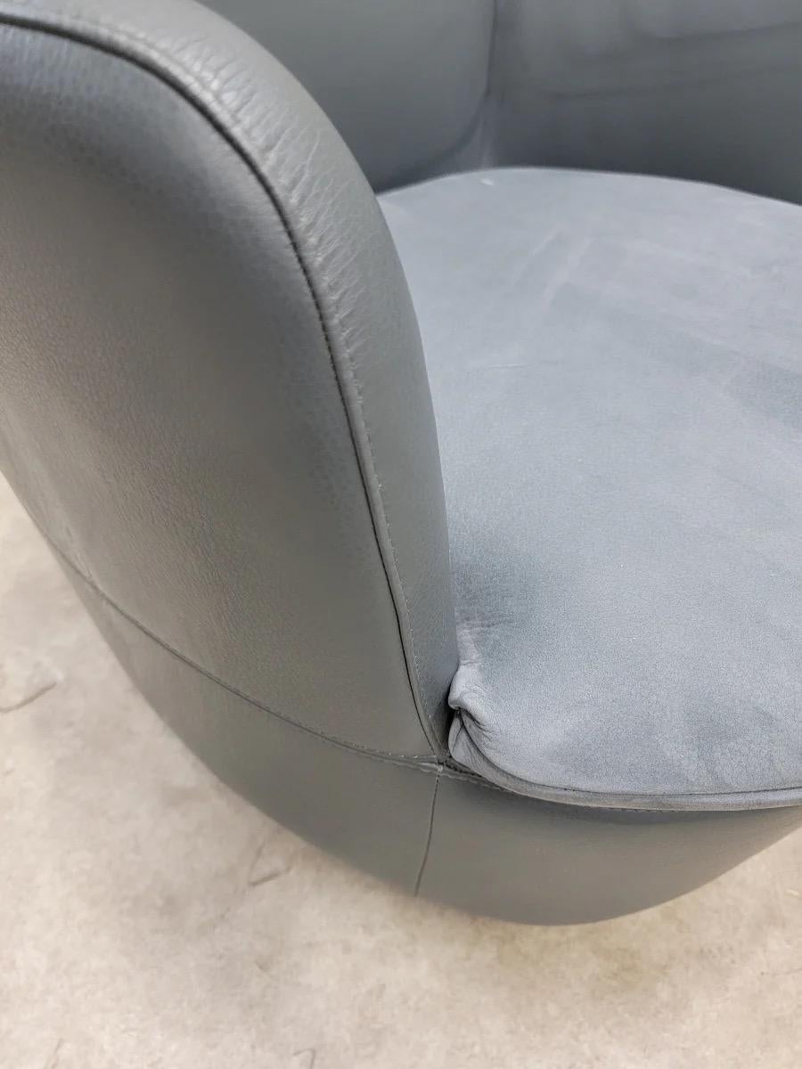 Vintage Modern Minotti Swivel Lounge Chairs In Aqua Blu Leather, Pair For Sale 2