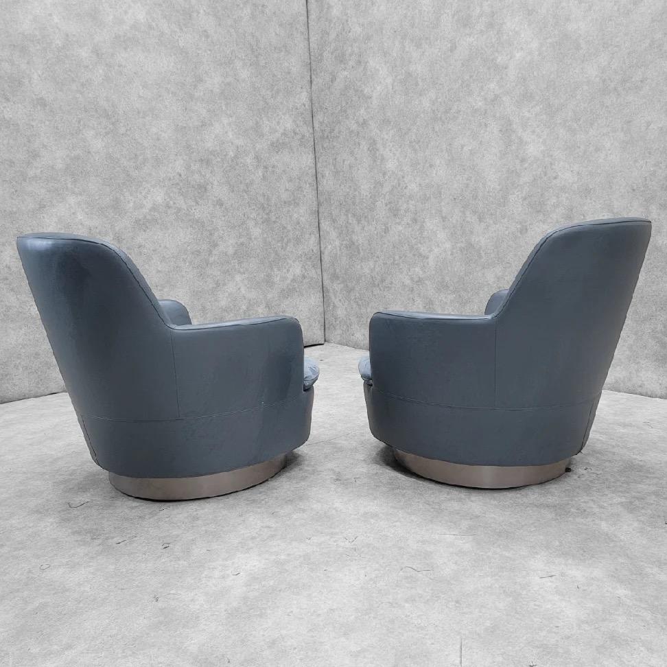 Vintage Modern Minotti Swivel Lounge Chairs In Aqua Blu Leather, Pair For Sale 3