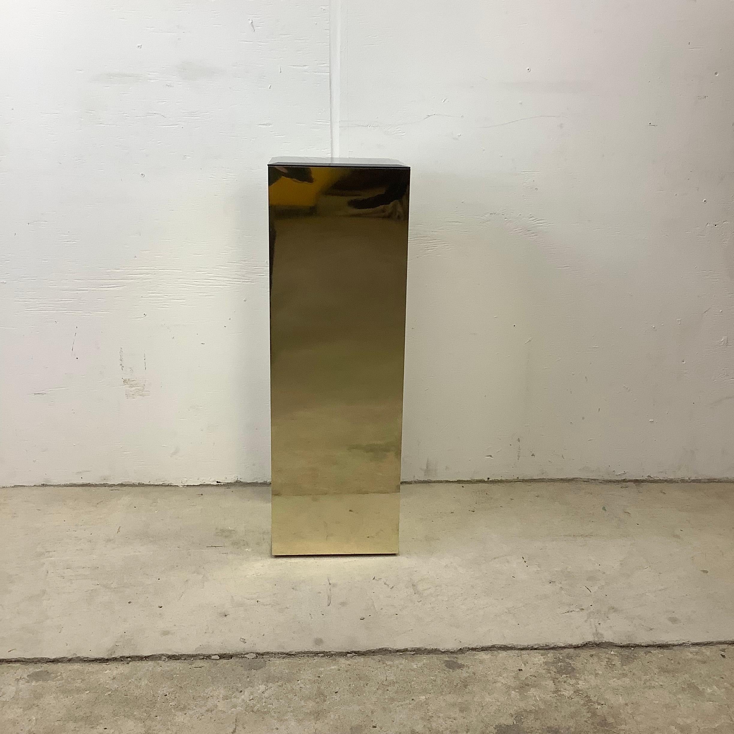 Ce piédestal de présentation moderne et élégant est doté d'une finition miroir en laiton et d'un plateau en verre biseauté. Cette pièce d'accent unique mesure plus de 30 pouces de haut et est parfaite pour une exposition de sculpture, un support de
