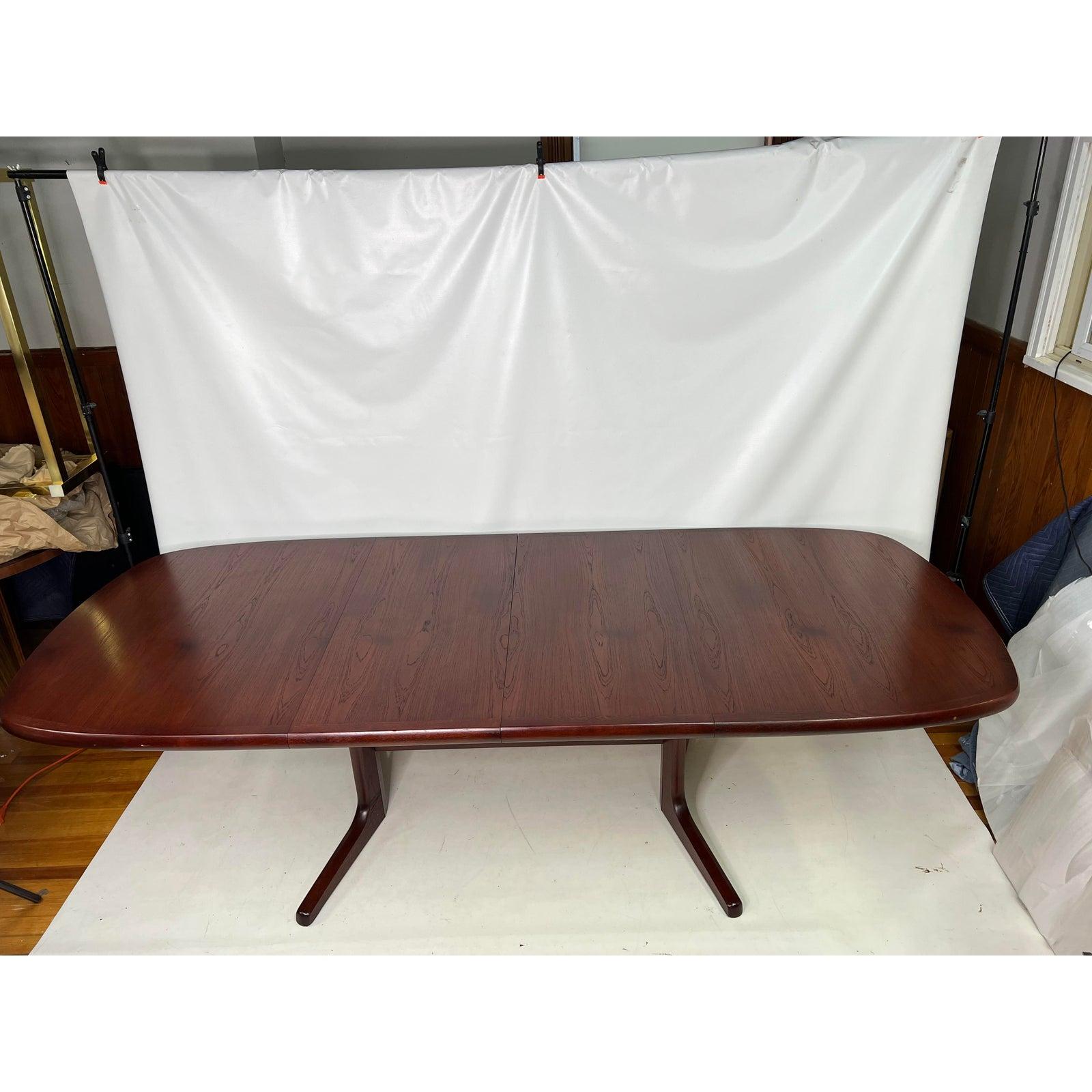 Vintage Modern nordic furniture dining table.

Both leaves store inside the table.

The width with both leaves is 100.25