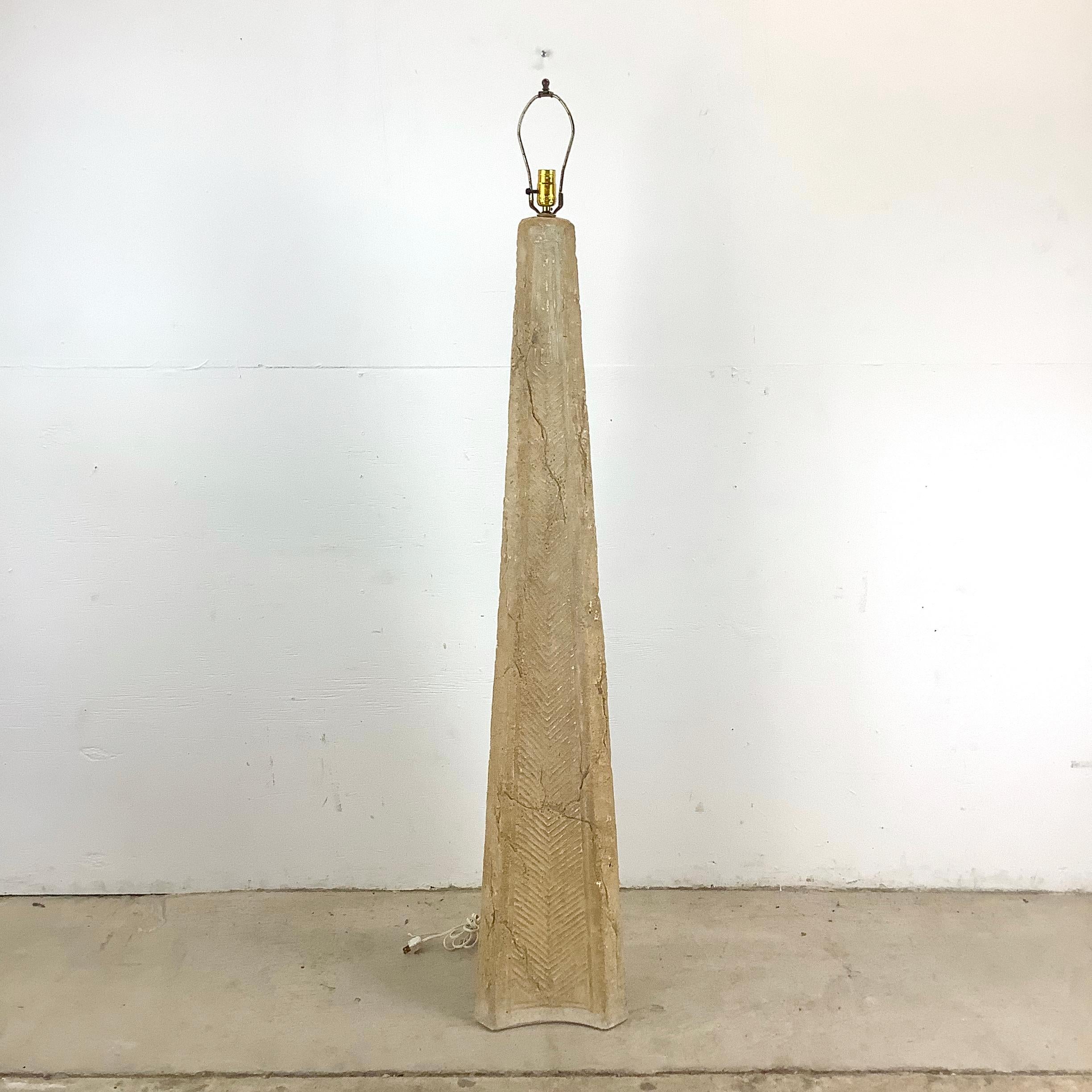 Vintage Modern Obelisk Stehlampe mit strukturiertem Stein Finish im Angebot 4