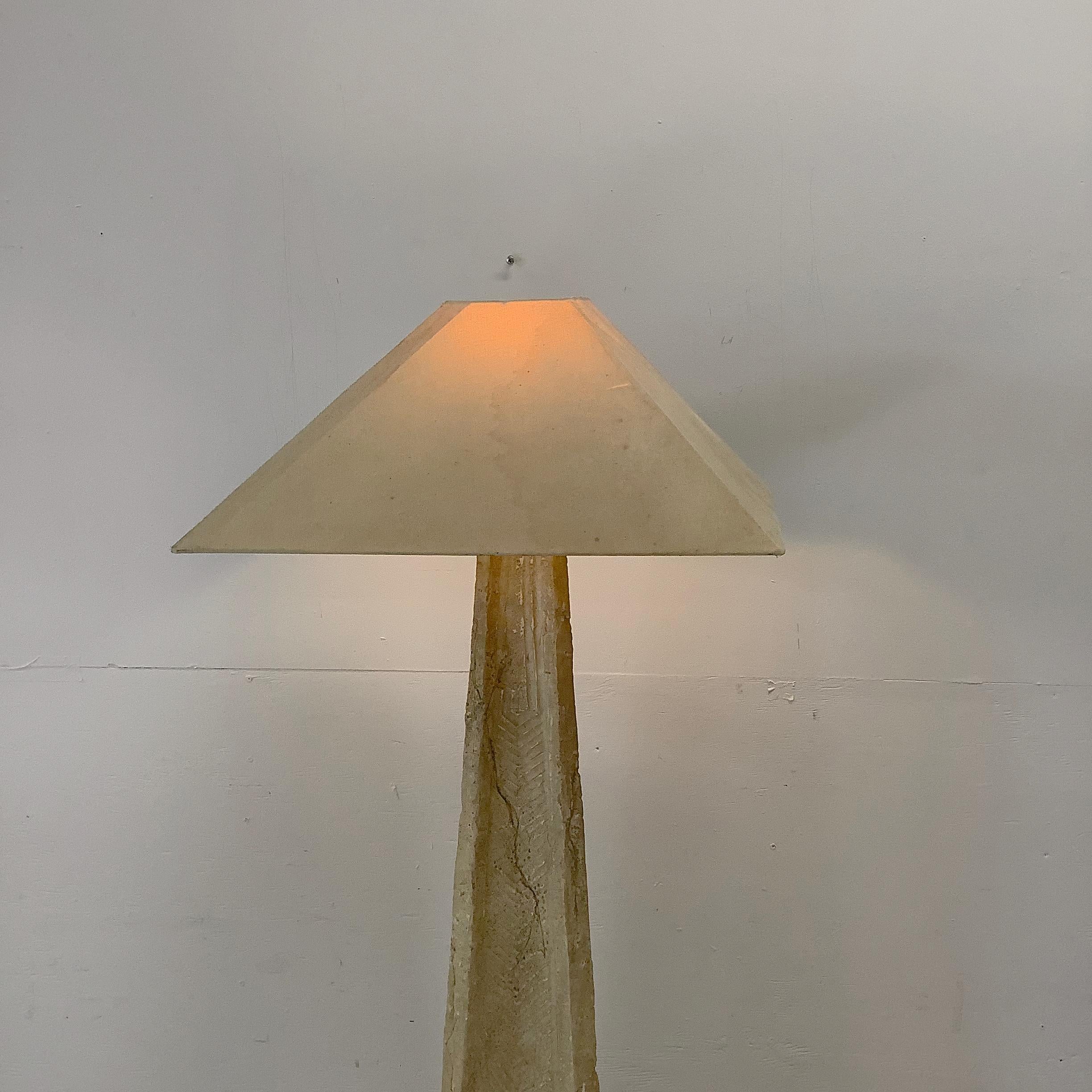 Vintage Modern Obelisk Stehlampe mit strukturiertem Stein Finish im Angebot 5