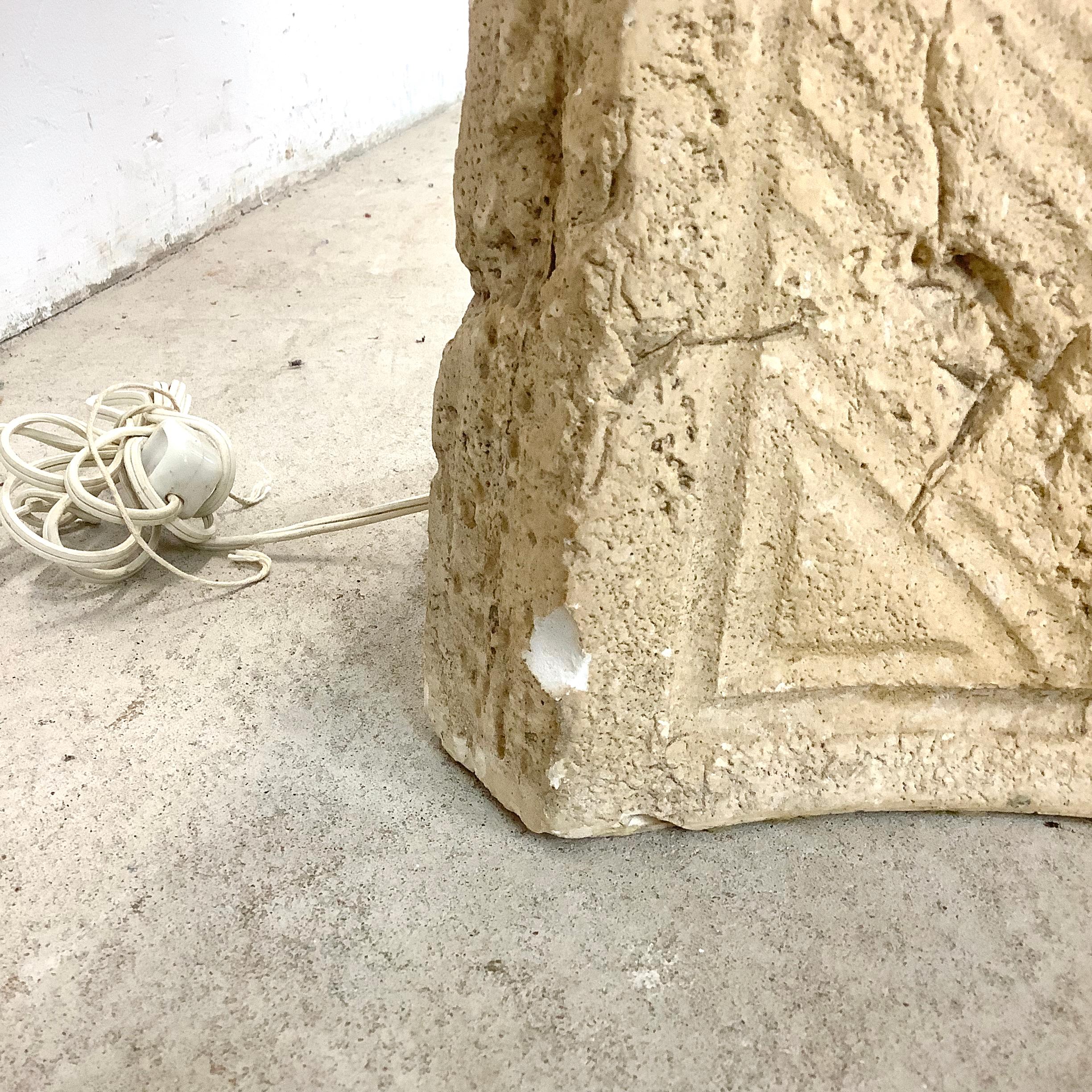 Vintage Modern Obelisk Stehlampe mit strukturiertem Stein Finish im Angebot 8