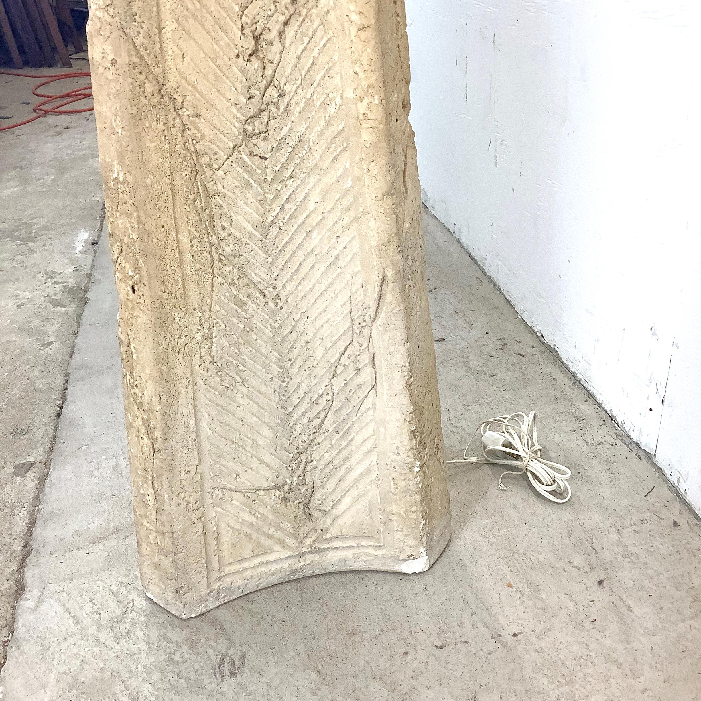 Vintage Modern Obelisk Stehlampe mit strukturiertem Stein Finish im Angebot 9