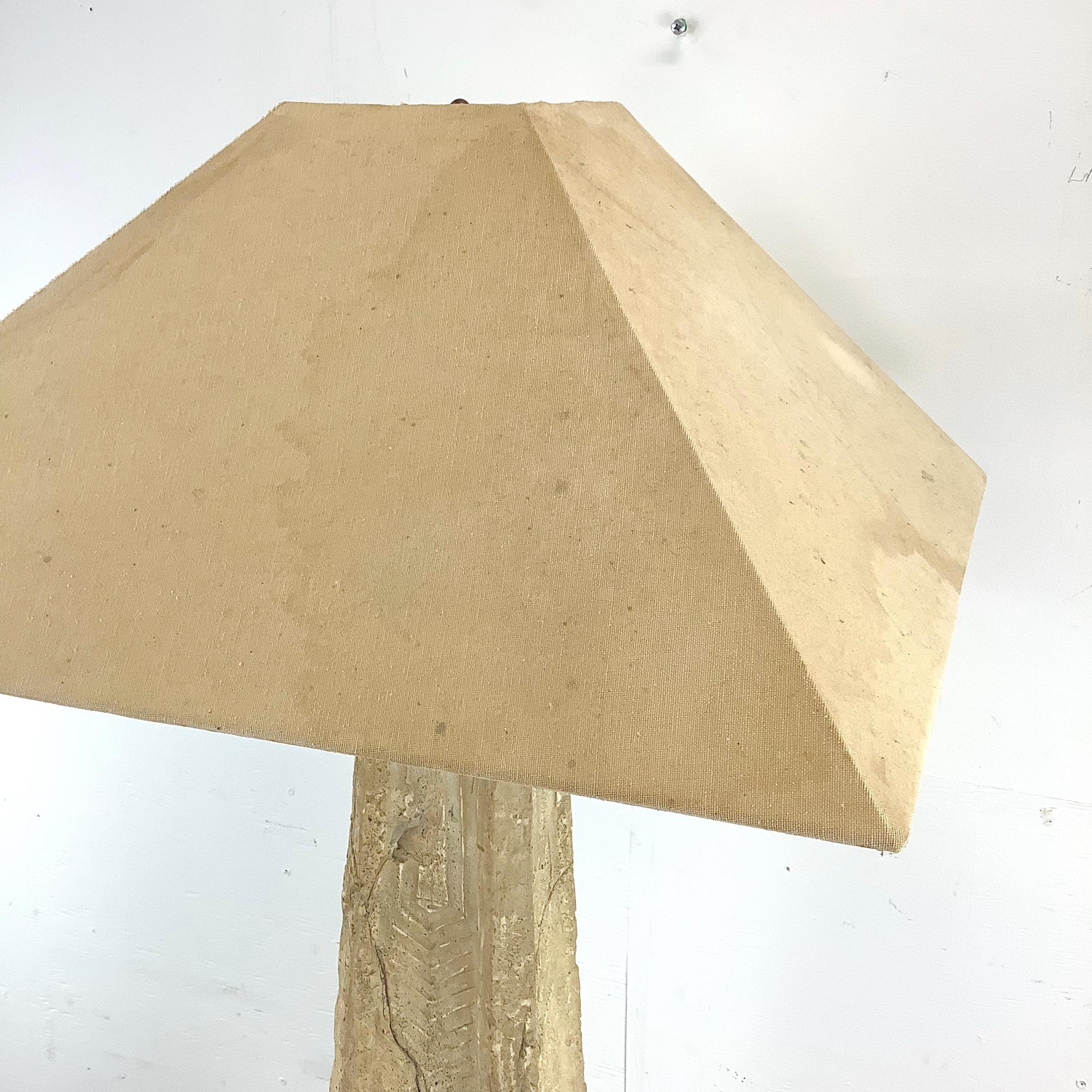 Vintage Modern Obelisk Stehlampe mit strukturiertem Stein Finish im Angebot 11