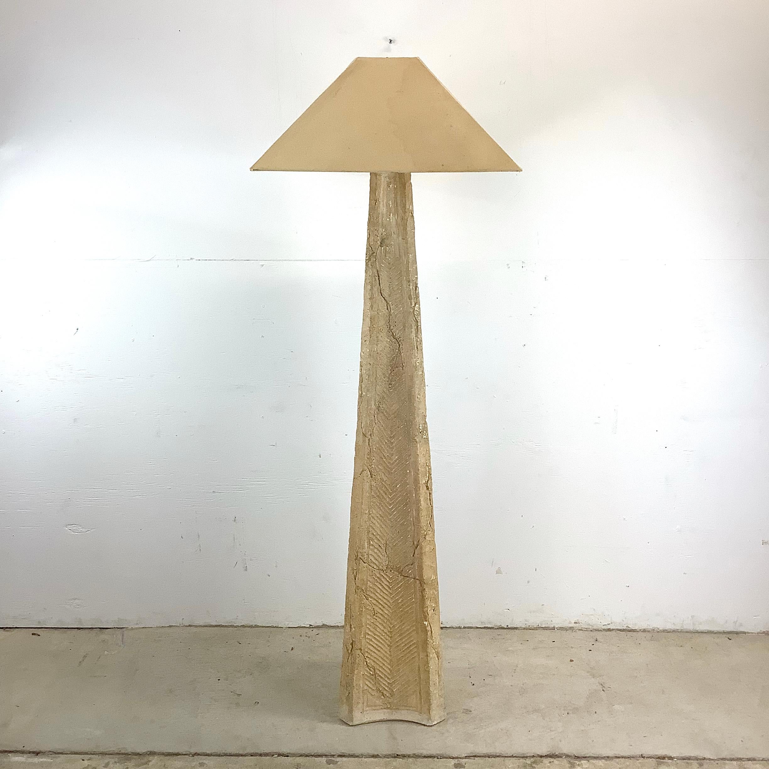 Diese moderne Stehleuchte im Vintage-Stil besticht durch ihre klare Geometrie und ihre reich strukturierte Oberfläche. Der hohe Obeliskenfuß erhebt sich selbstbewusst aus dem Boden, seine Form wird durch ein sich wiederholendes Chevron-Muster