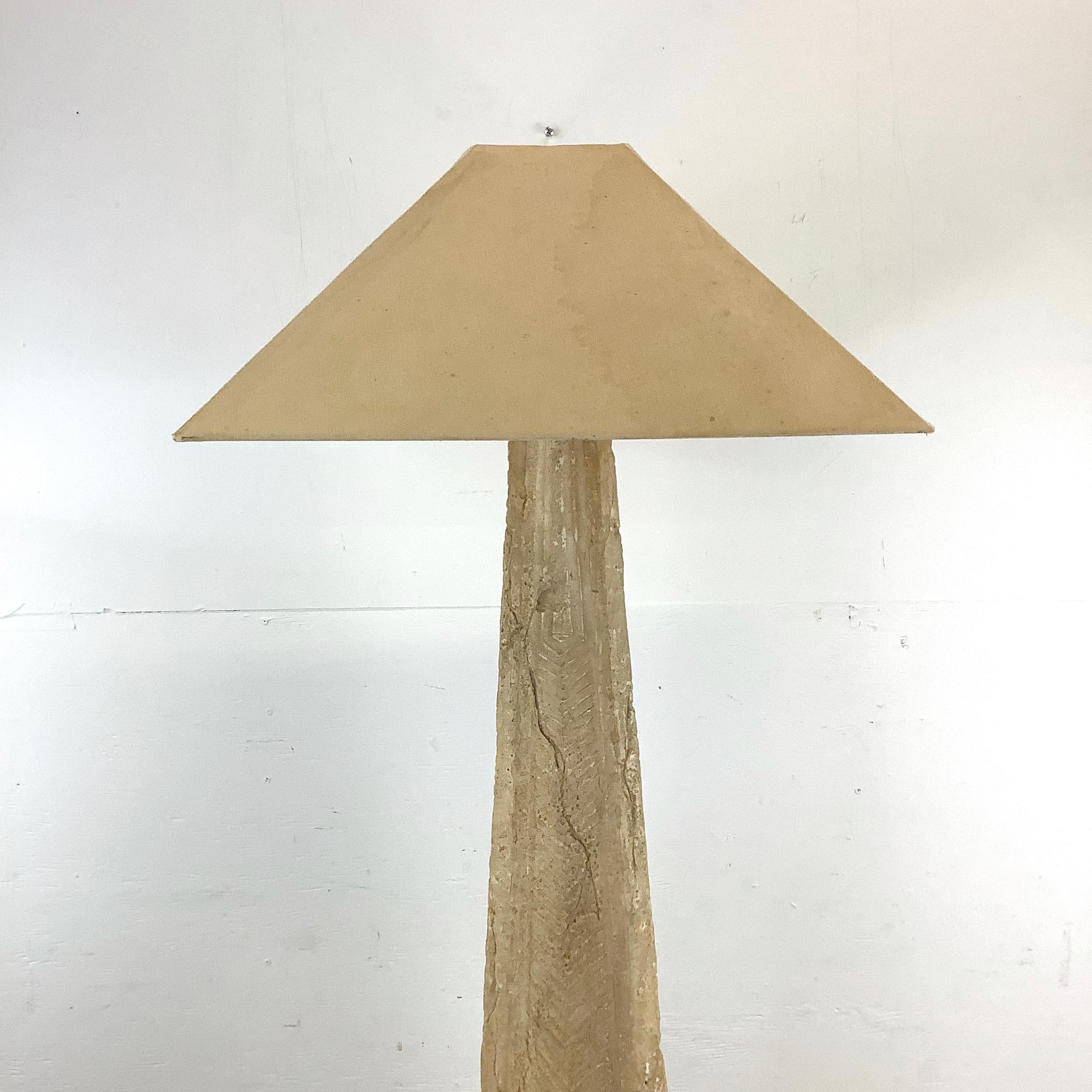 Vintage Modern Obelisk Stehlampe mit strukturiertem Stein Finish (Postmoderne) im Angebot