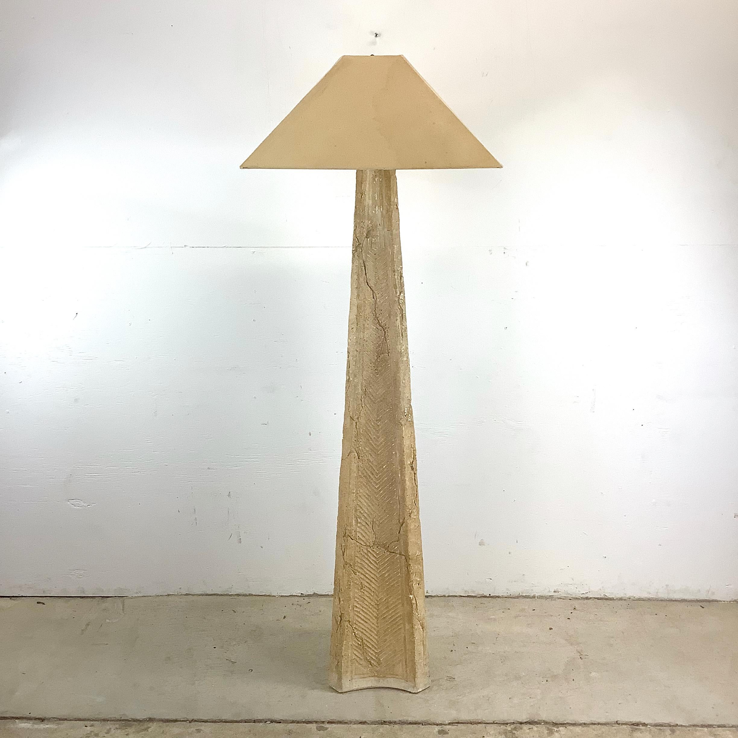 Vintage Modern Obelisk Stehlampe mit strukturiertem Stein Finish im Zustand „Gut“ im Angebot in Trenton, NJ