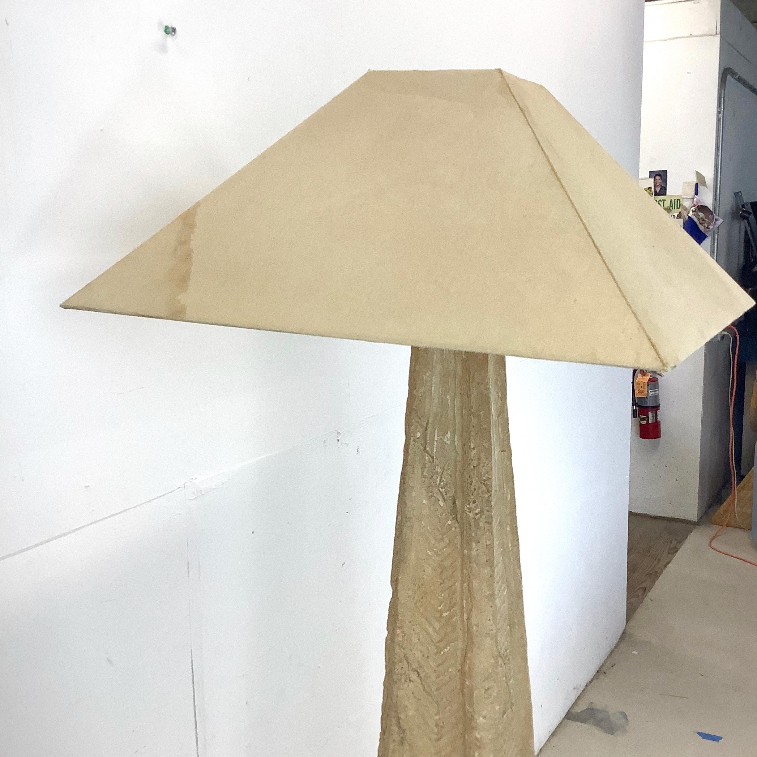 Vintage Modern Obelisk Stehlampe mit strukturiertem Stein Finish im Angebot 2