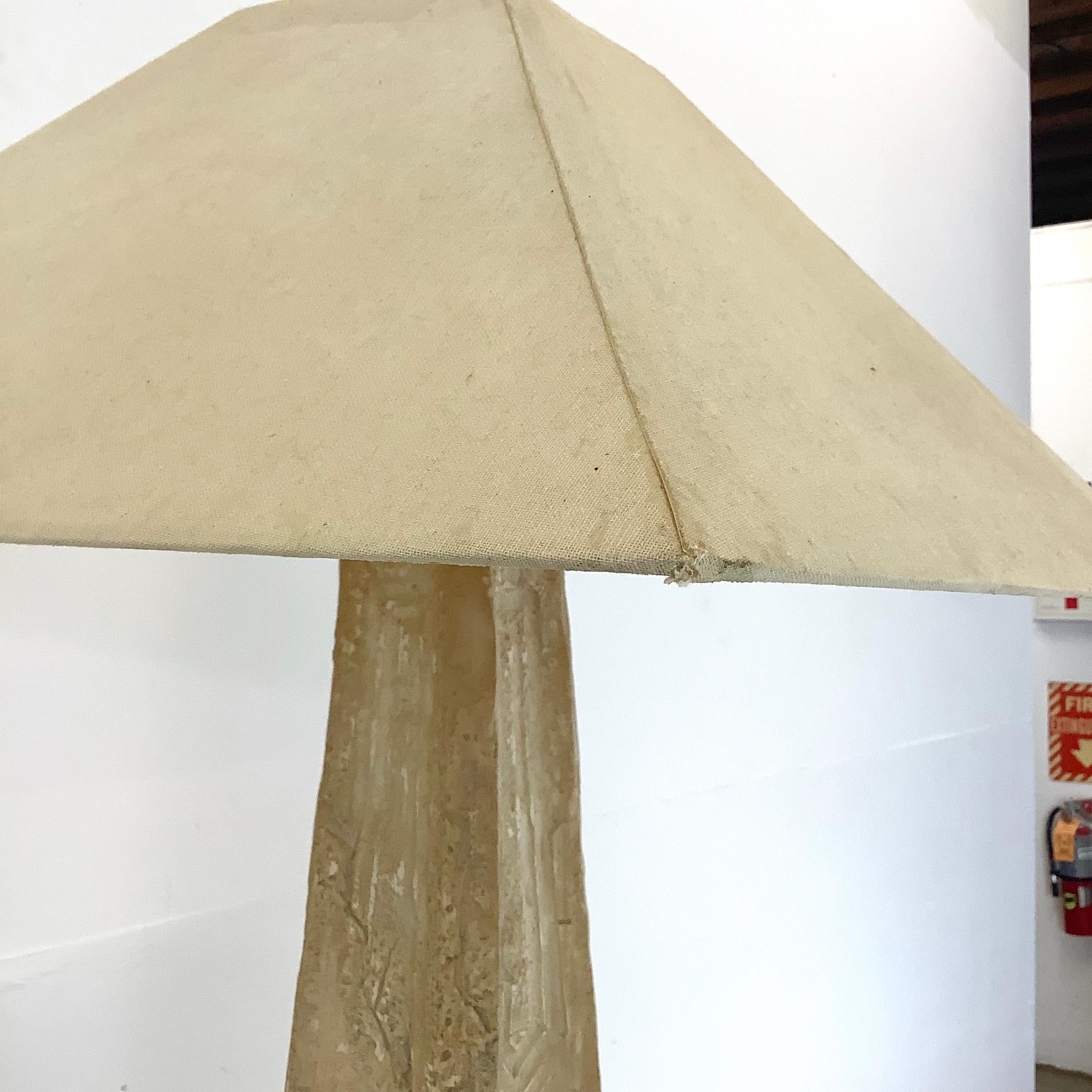 Vintage Modern Obelisk Stehlampe mit strukturiertem Stein Finish im Angebot 3