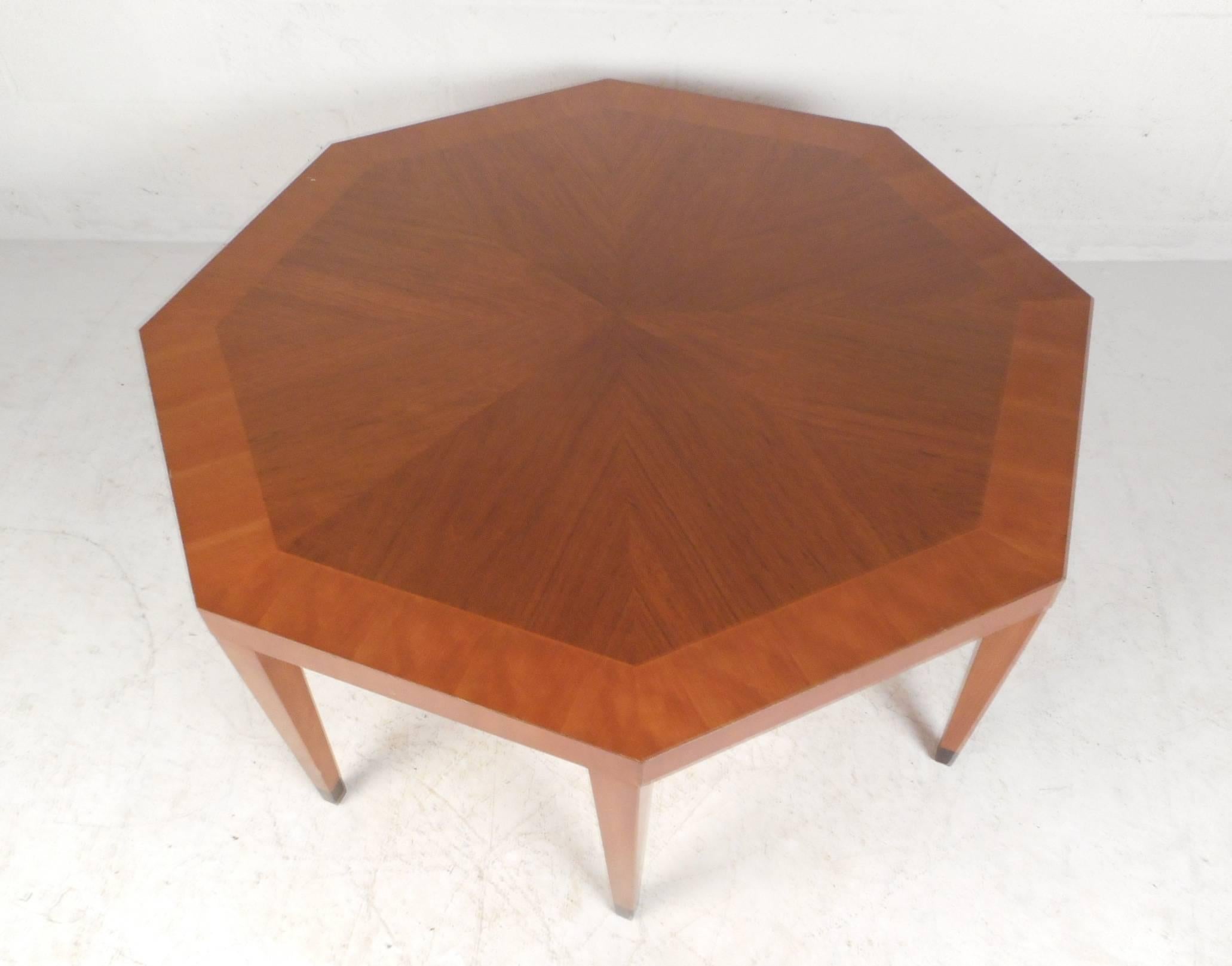 Mid-Century Modern Table basse octogonale moderne et vintage par Baker Furniture en vente