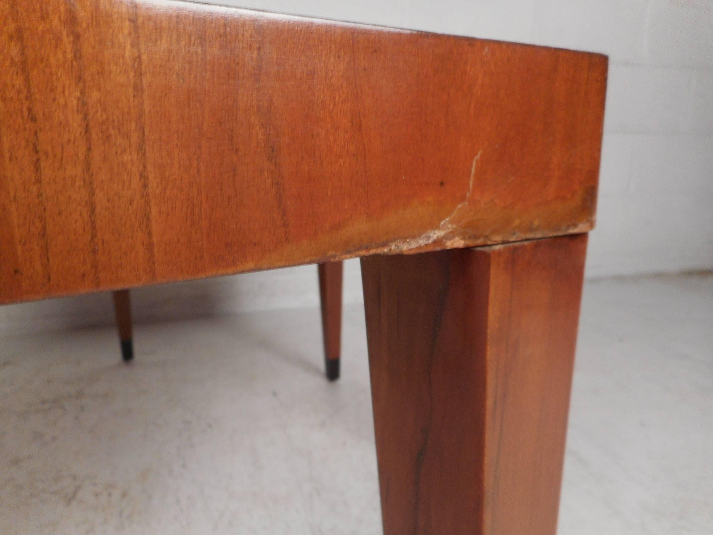 Noyer Table basse octogonale moderne et vintage par Baker Furniture en vente