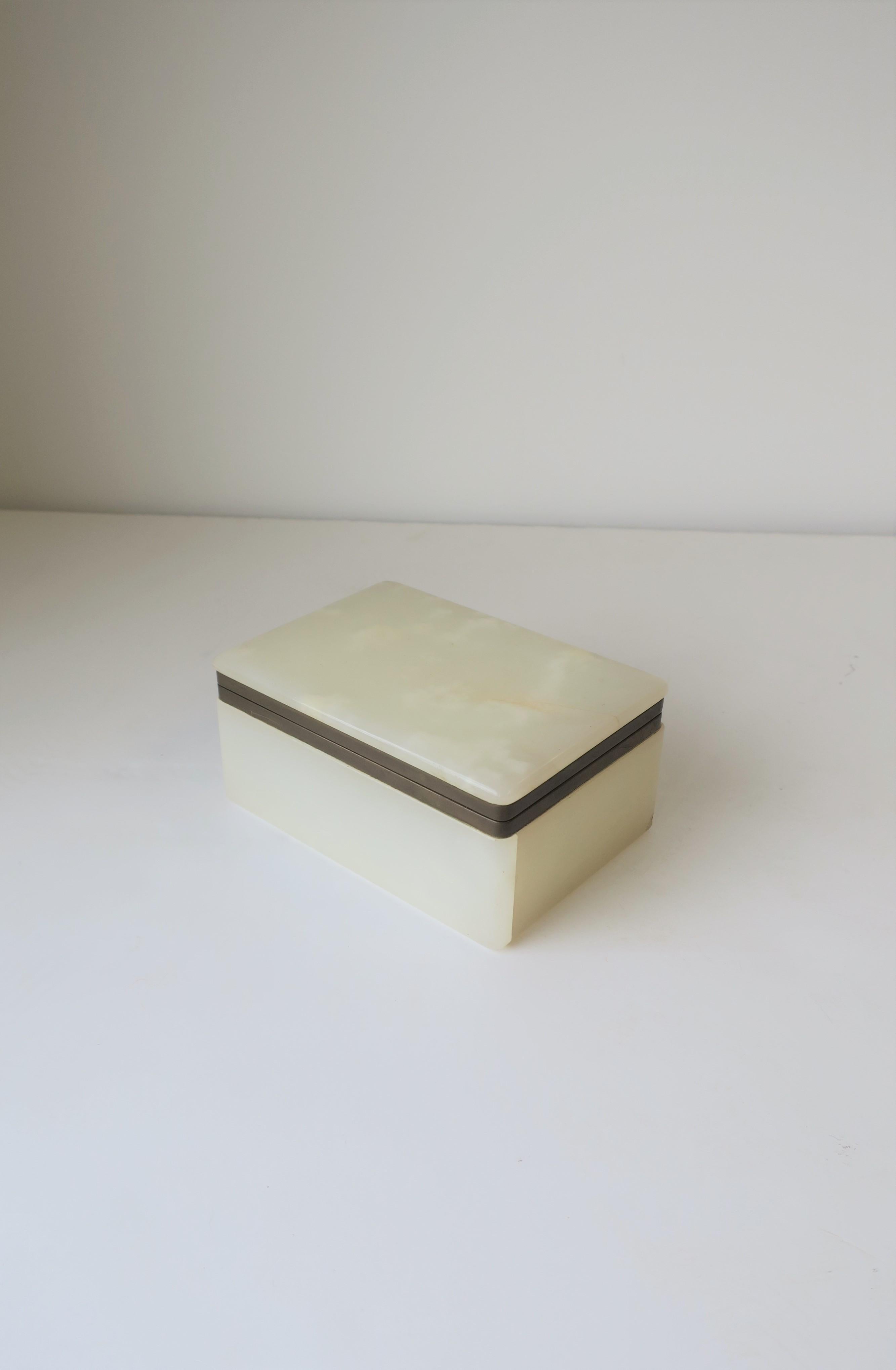 A beautiful and substantial Belgian Modern white/off-white onyx marble and brass hinged jewelry or decorative box, circa early 20th century, Belgium. Box is rectangular in shape and can hold jewelry (as demonstrated) or other small items on a desk,