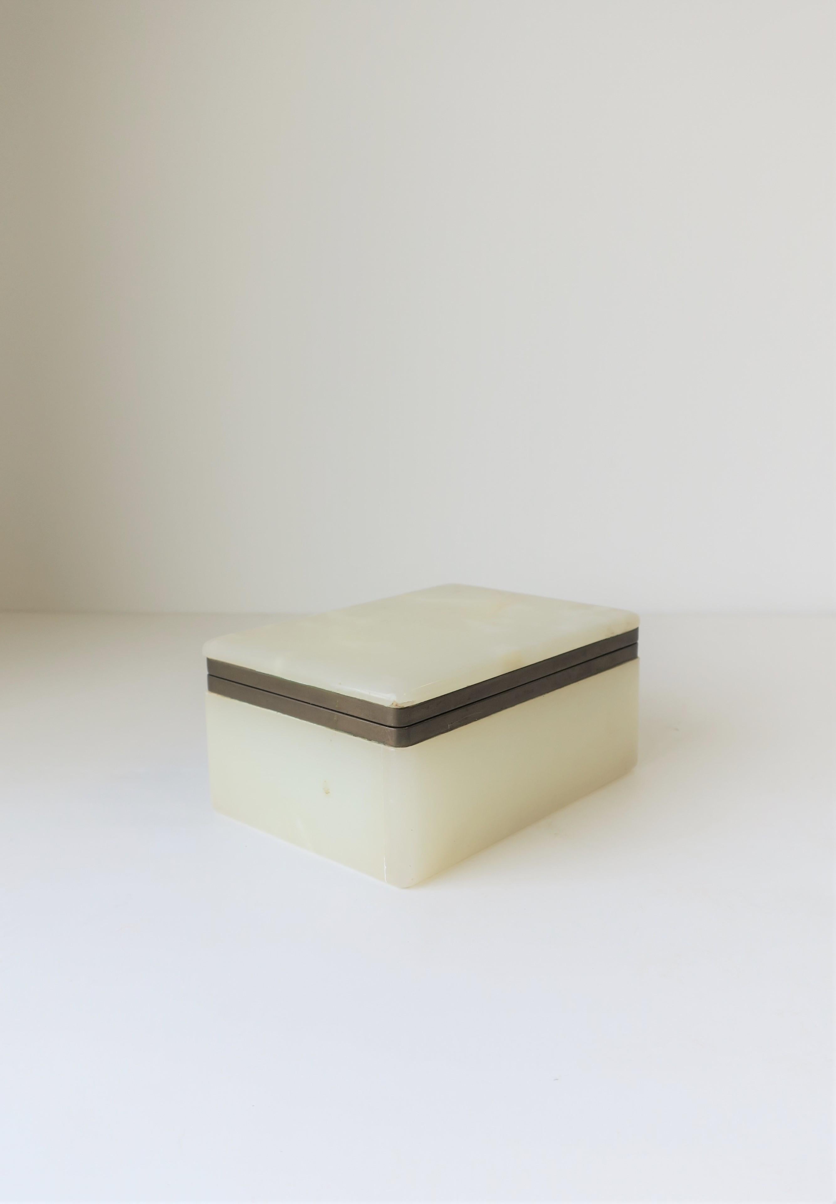 Modern White Onyx Marble and Brass Jewelry Box from Belgium In Good Condition In New York, NY