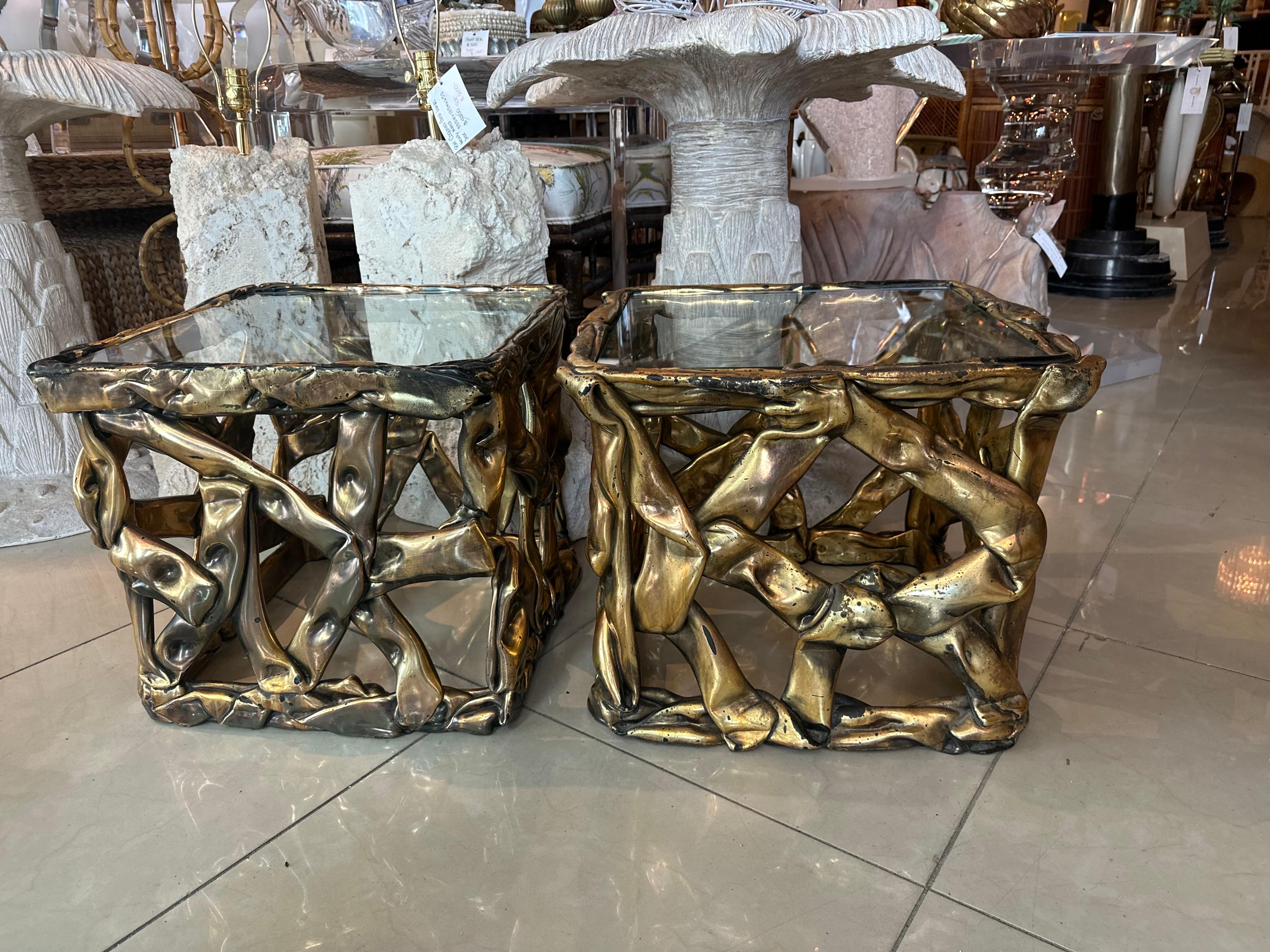 Pareja vintage de mesas auxiliares o de bebidas con acabado dorado original. Nuevas encimeras de cristal. Fabricado por Stanley, años 70. Dimensiones: 16 Alt. x 19,5 Anch. x 19,5 Pr. 