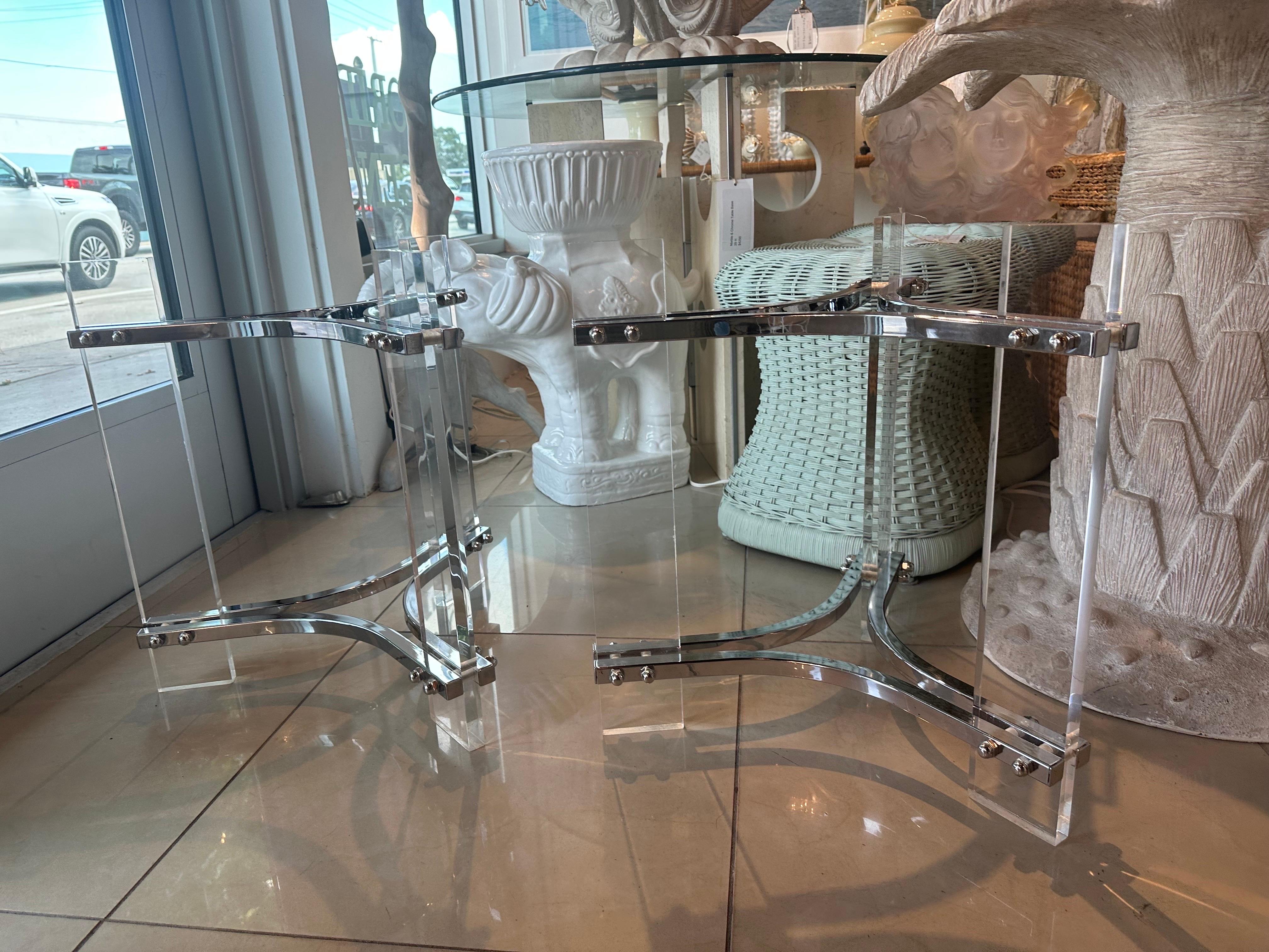 Modernes Paar Beistelltische aus Lucite und Chrom im Vintage-Stil, poliert im Angebot 5