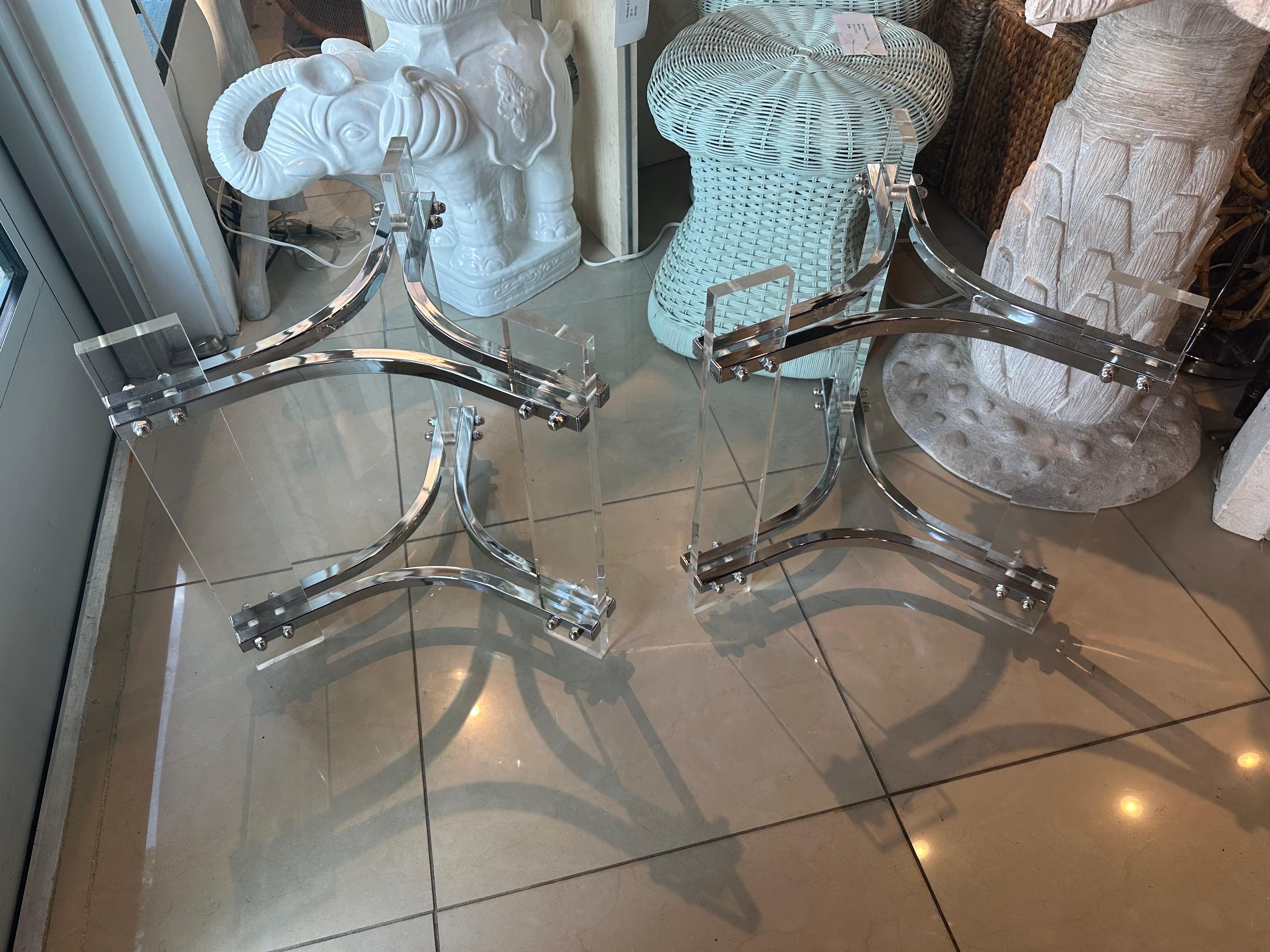 Modernes Paar Beistelltische aus Lucite und Chrom im Vintage-Stil, poliert im Angebot 6