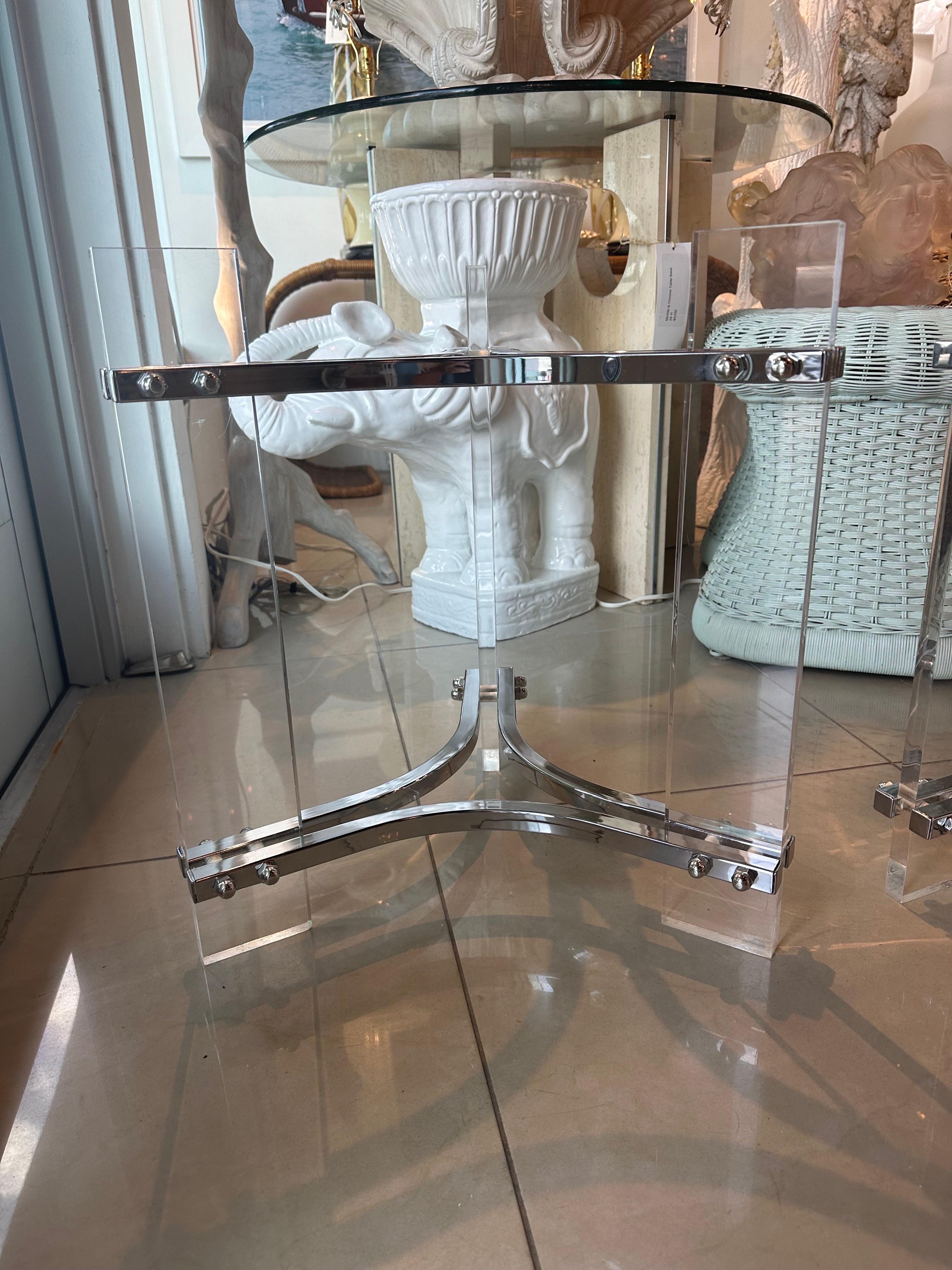Modernes Paar Beistelltische aus Lucite und Chrom im Vintage-Stil, poliert im Angebot 7