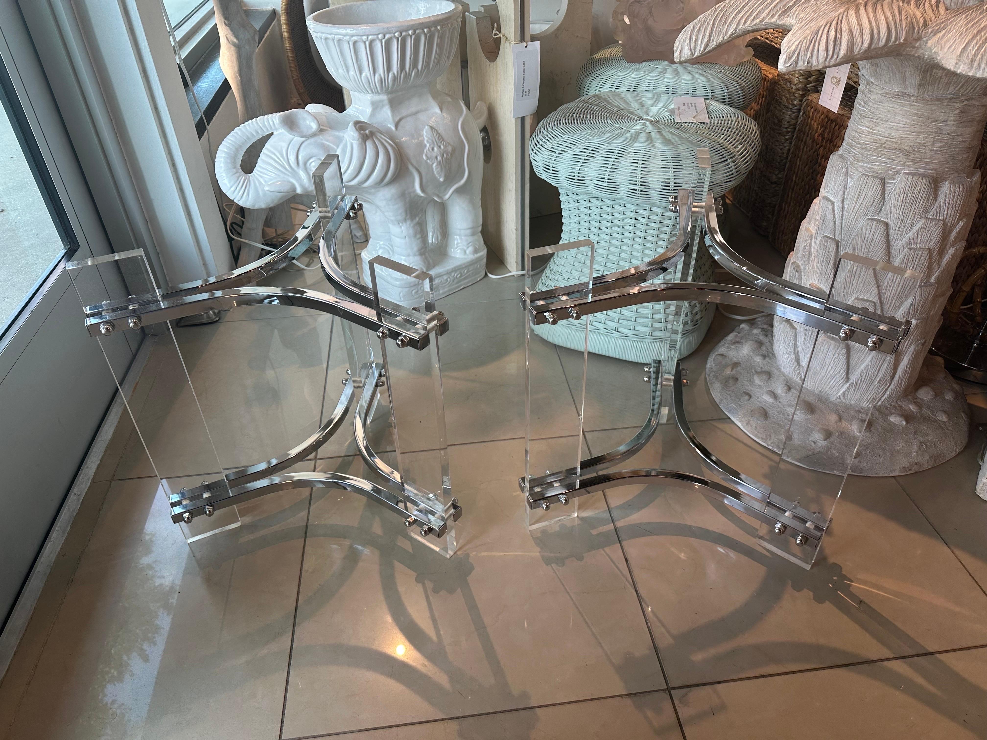 Modernes Paar Beistelltische aus Lucite und Chrom im Vintage-Stil, poliert (amerikanisch) im Angebot