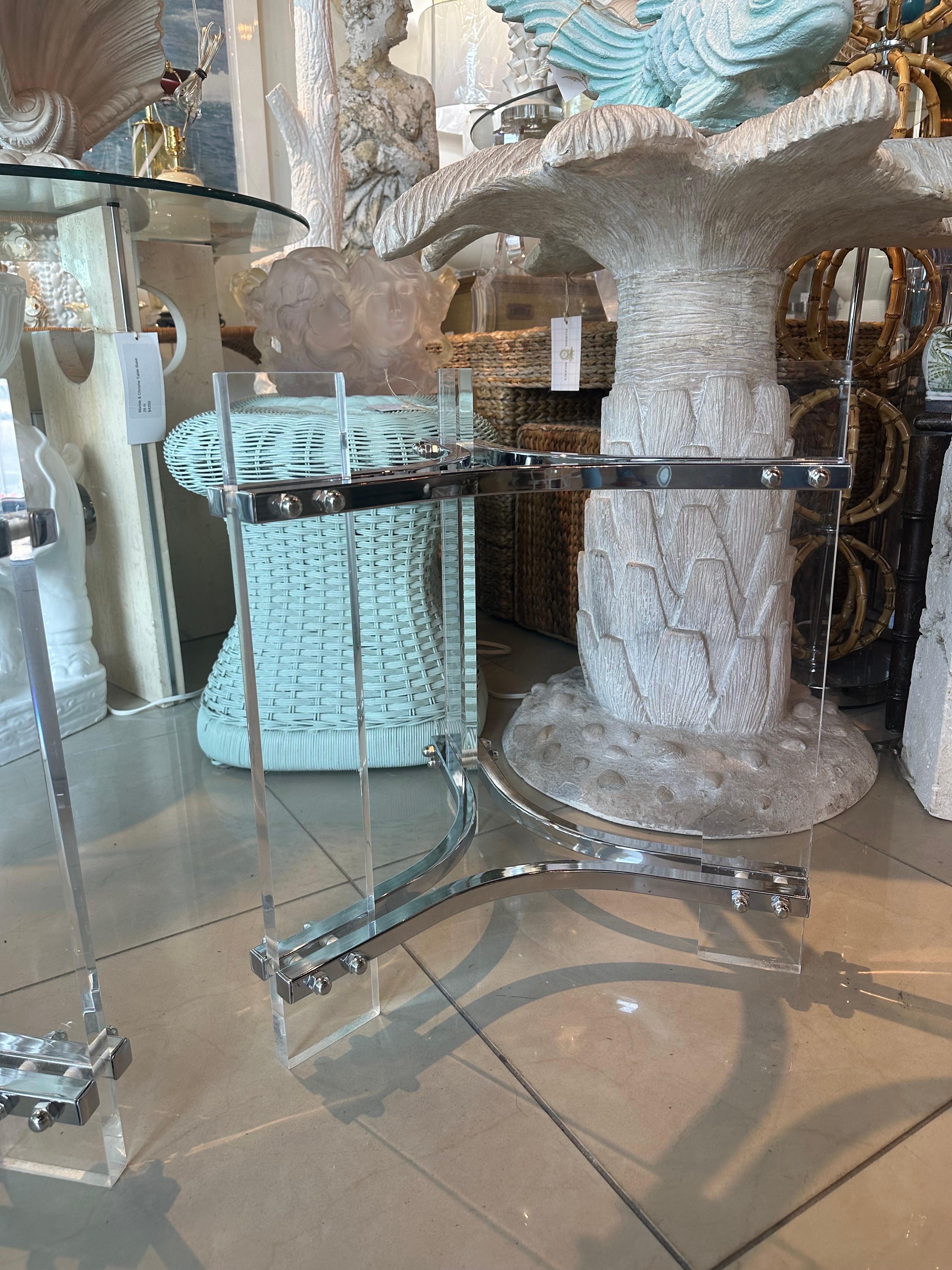 Modernes Paar Beistelltische aus Lucite und Chrom im Vintage-Stil, poliert im Zustand „Gut“ im Angebot in West Palm Beach, FL