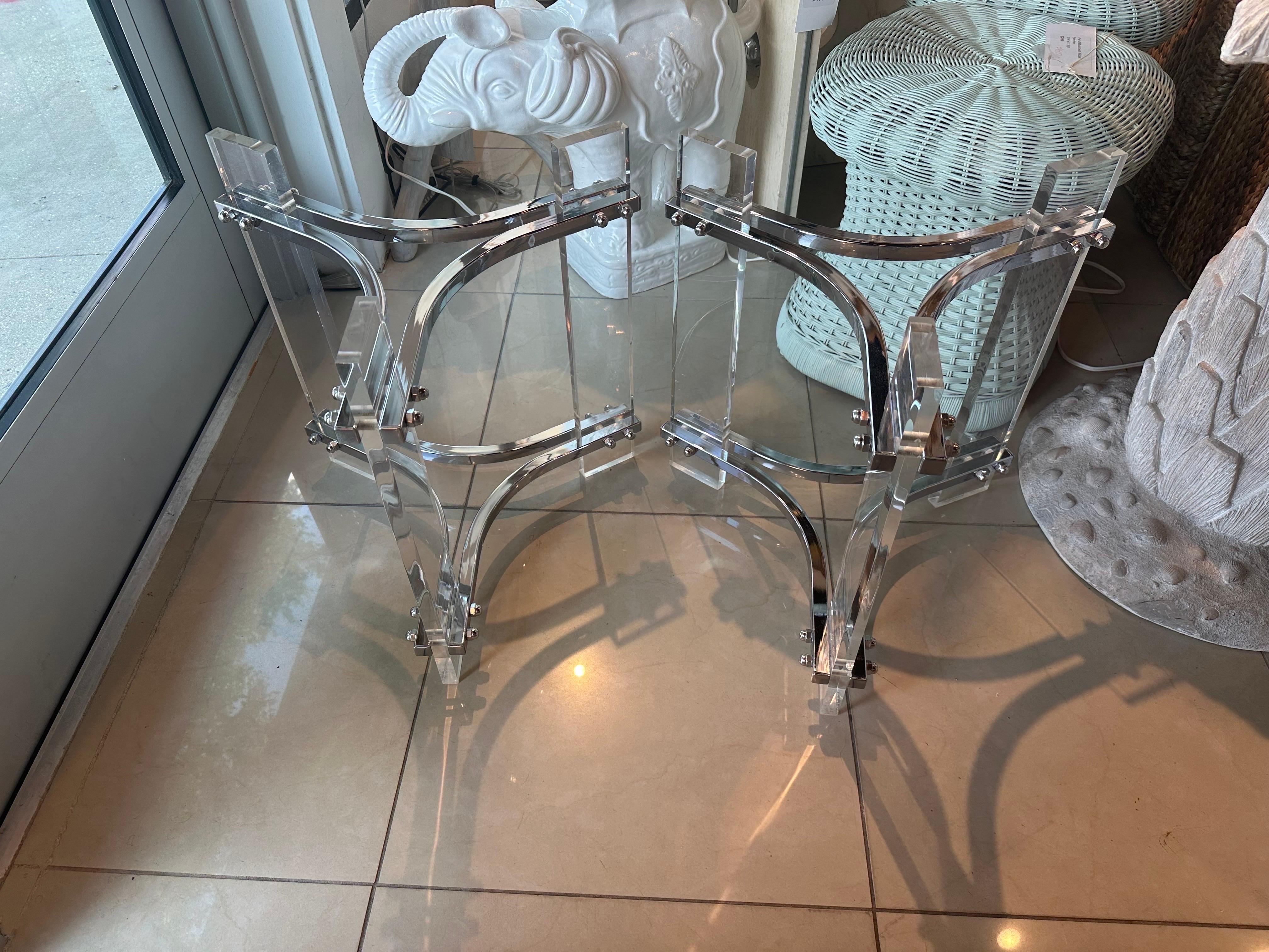 Modernes Paar Beistelltische aus Lucite und Chrom im Vintage-Stil, poliert im Angebot 1