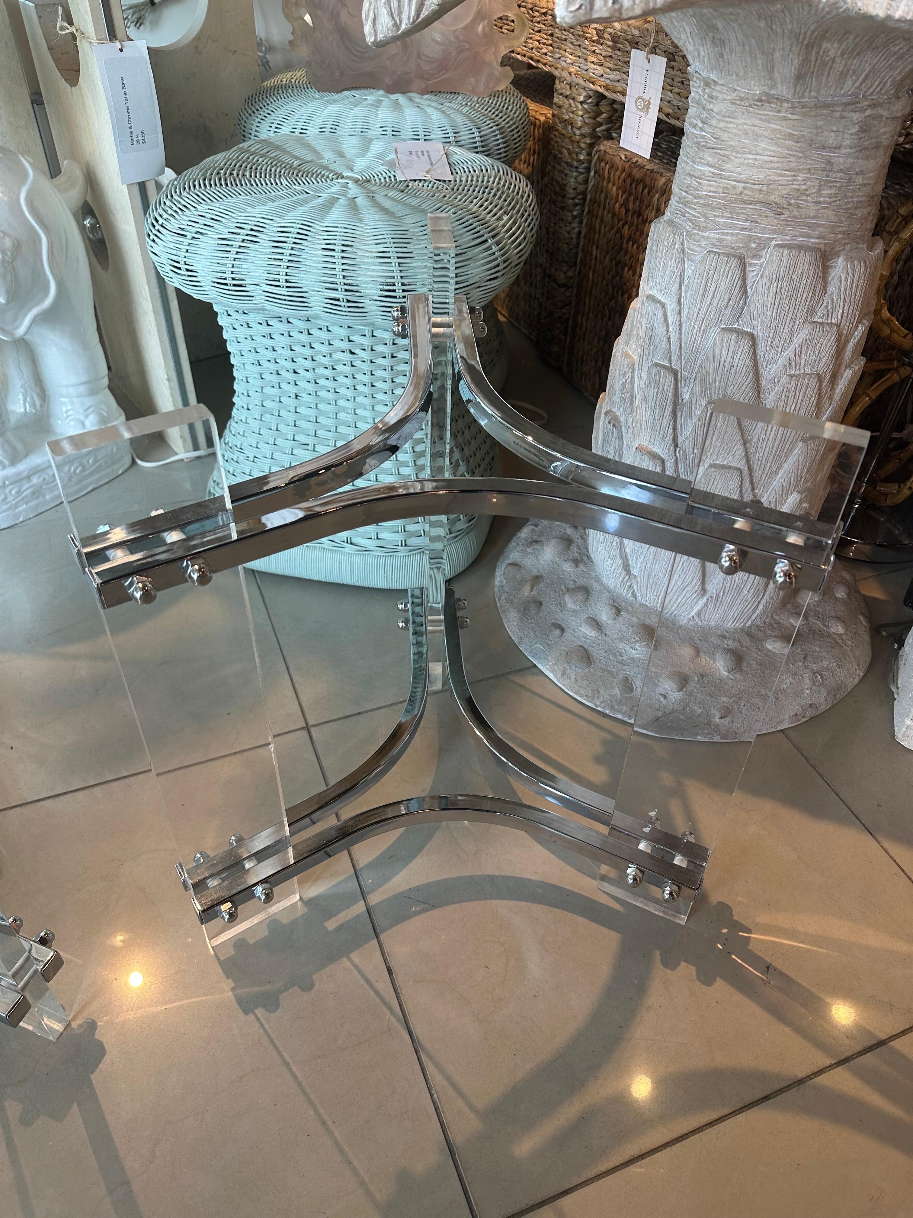 Modernes Paar Beistelltische aus Lucite und Chrom im Vintage-Stil, poliert im Angebot 3