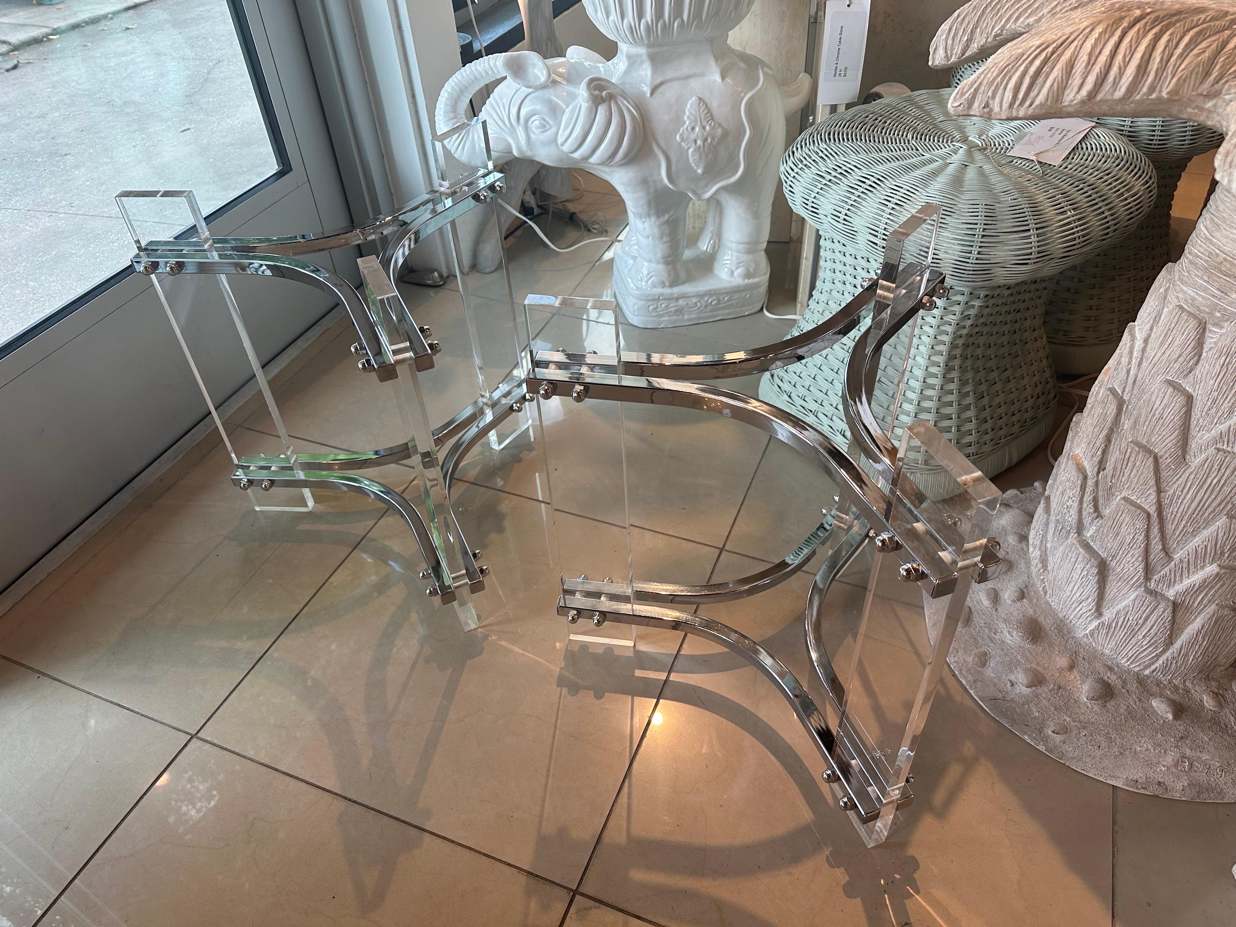 Modernes Paar Beistelltische aus Lucite und Chrom im Vintage-Stil, poliert im Angebot 4