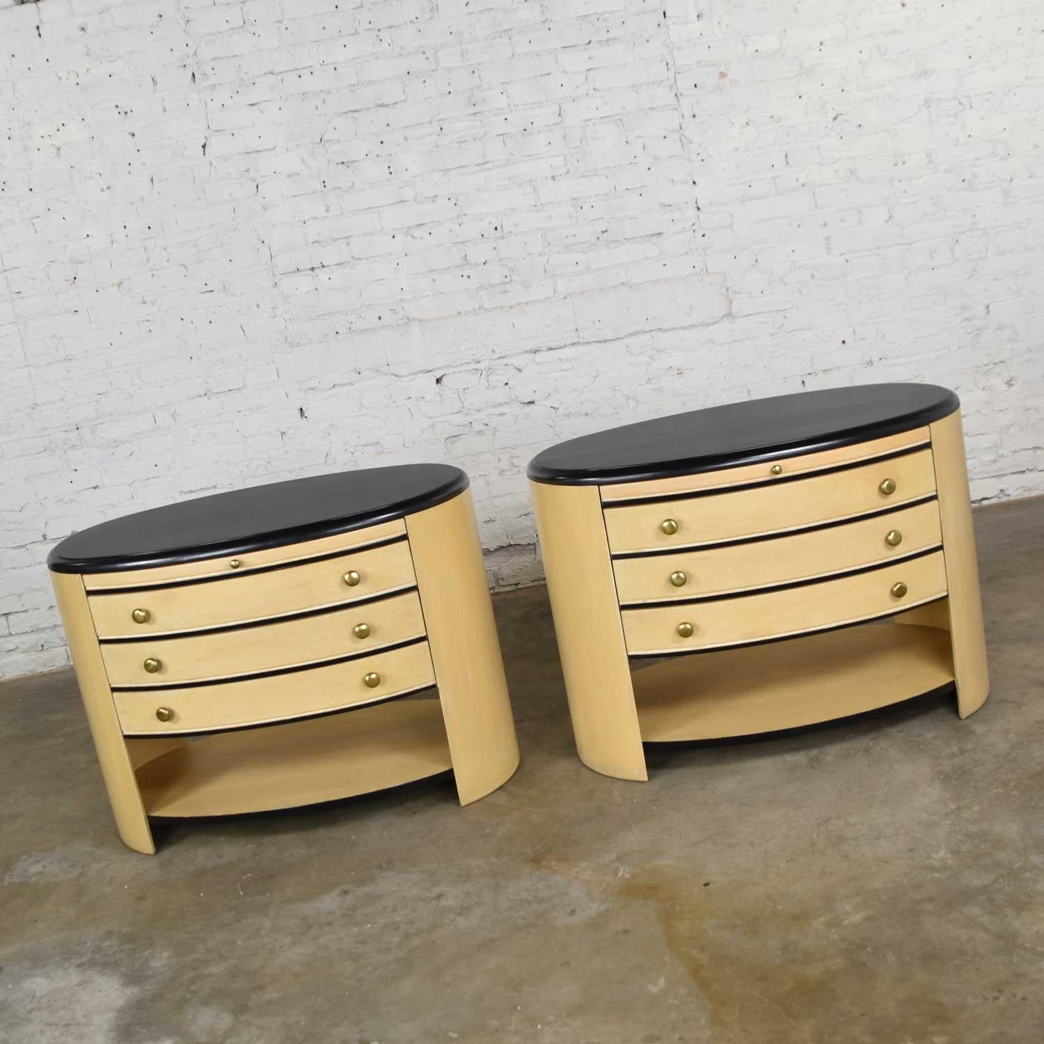 Vintage Modern Pair of Oval Blonde and Black Nightstands or Bedside Cabinets In Good Condition In Topeka, KS