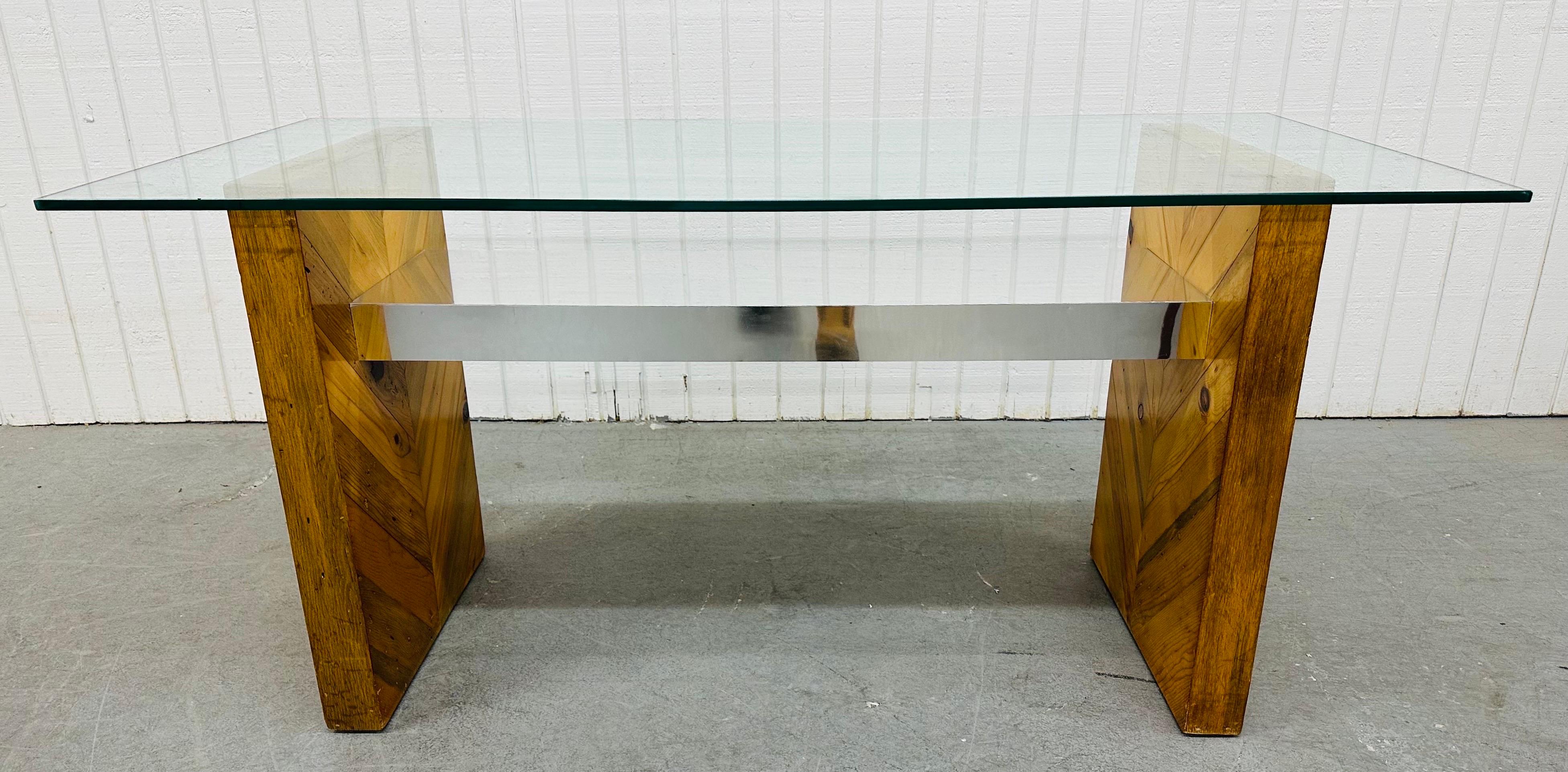 Cette annonce concerne une table console en verre de style Paul Evans, d'époque moderne. Avec un plateau rectangulaire en verre, un socle en bois mixte et en chrome, et un magnifique design dans le style de Paul Evans !