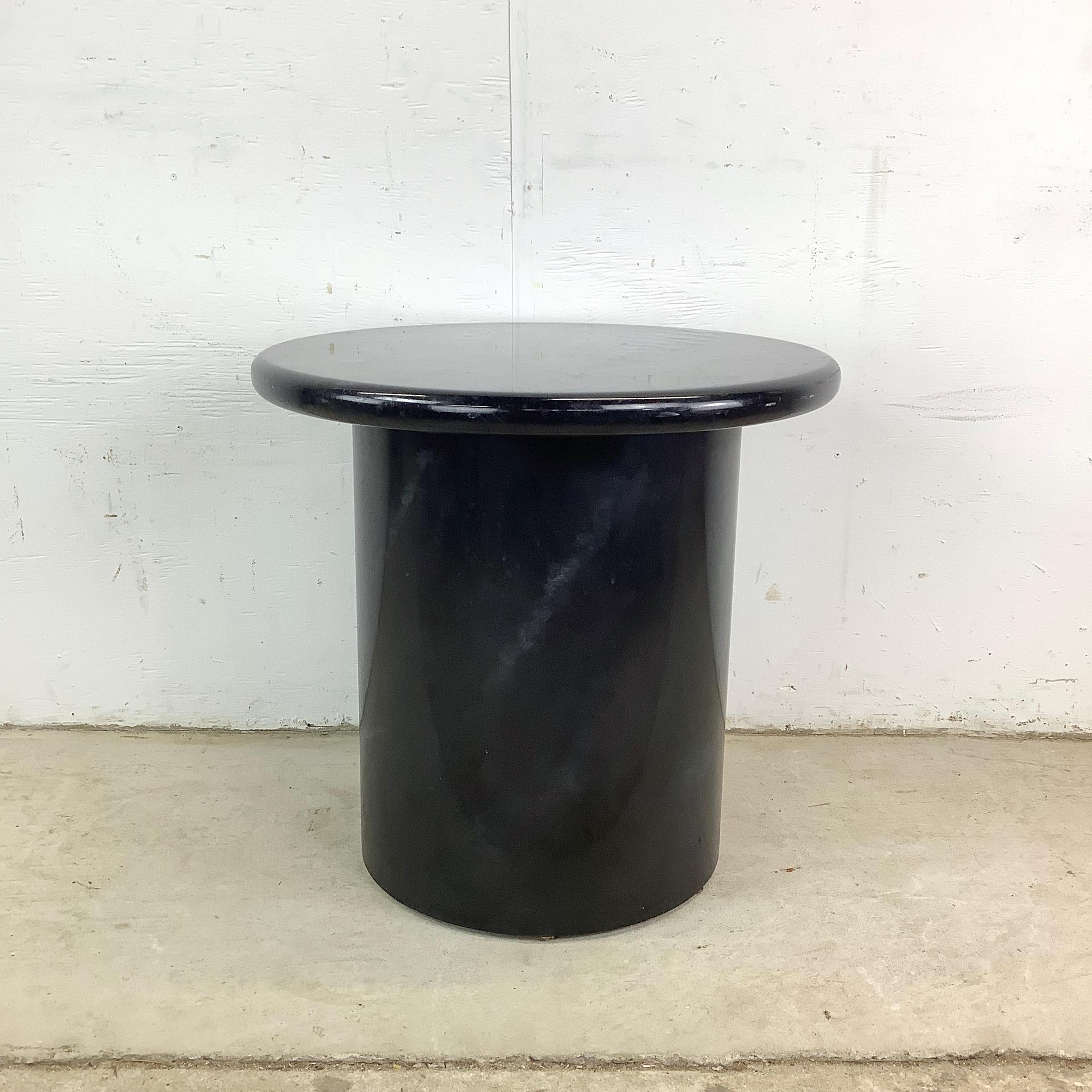 Kühn, schnittig und mühelos cool verkörpert dieser postmoderne Beistelltisch aus schwarzem Lack den schicken Minimalismus des Miami-Designs der 1980er Jahre. Die hochglänzende Oberfläche reflektiert das Licht wunderschön und bildet einen auffälligen