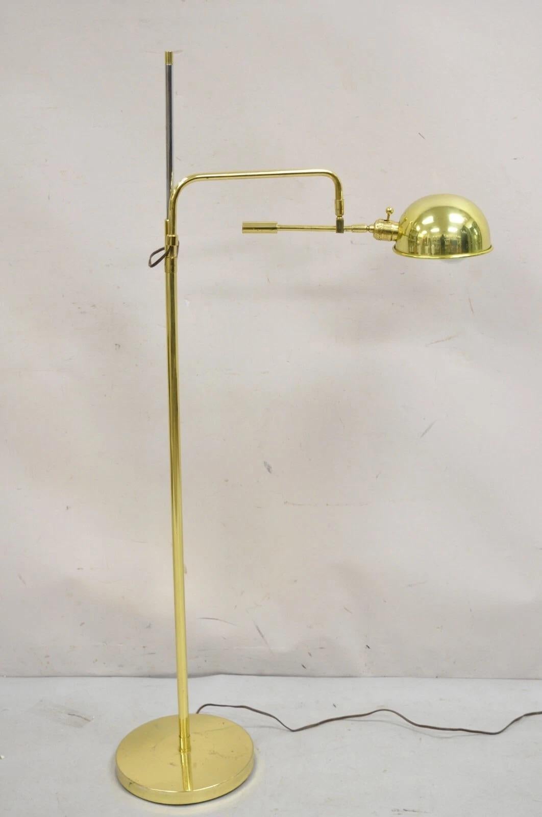 Vintage Modern Poliertes Messing Stehleuchte im Apothekenstil mit verstellbarer Höhe und schwenkbarem Arm. CIRCA Spätes 20. Jahrhundert. Abmessungen: 42-52