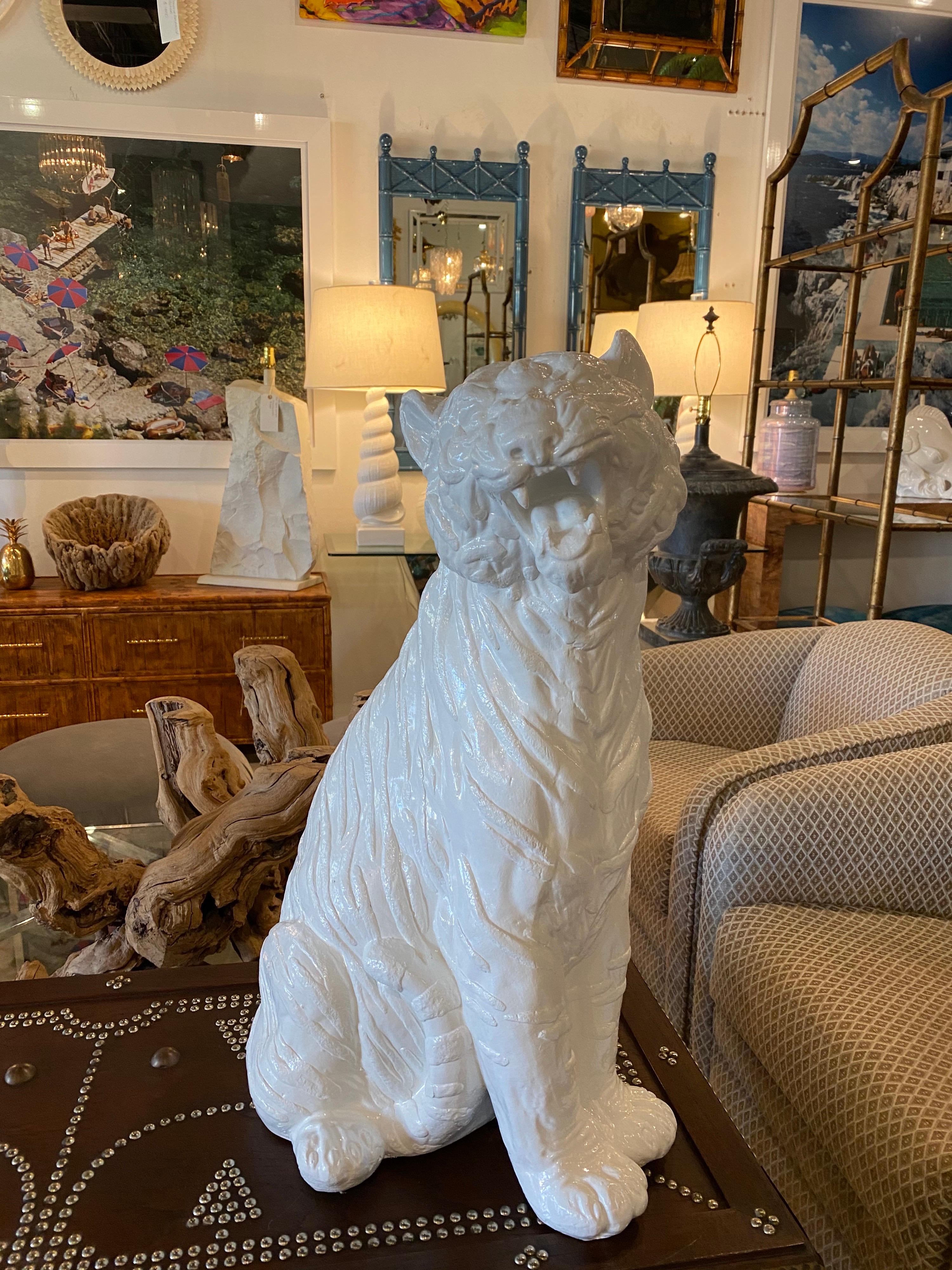 Estatua moderna vintage de yeso lacado en blanco Gran gato tigre sentado Italiano Regencia de Hollywood en venta