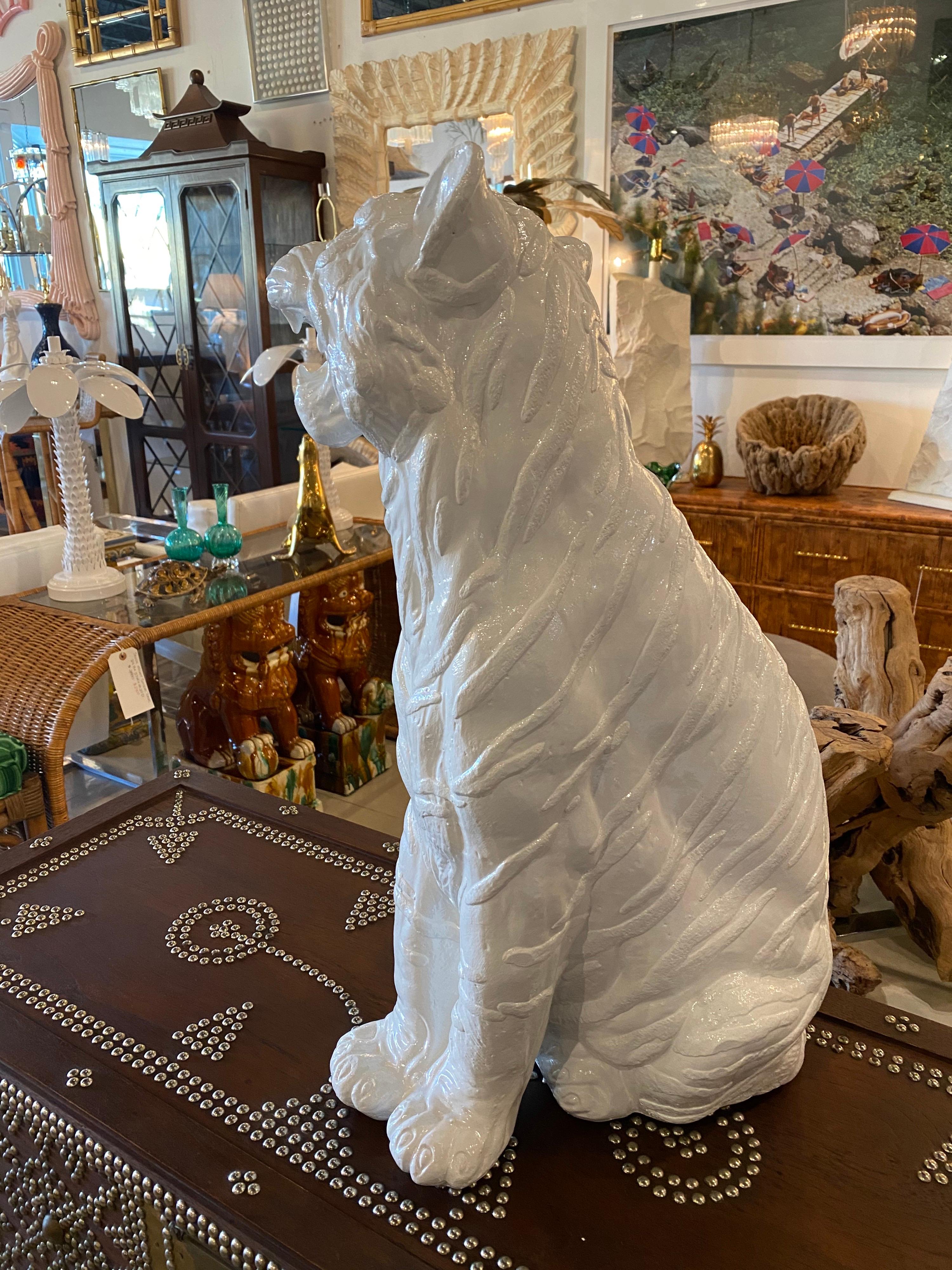 Estatua moderna vintage de yeso lacado en blanco Gran gato tigre sentado Italiano Lacado en venta
